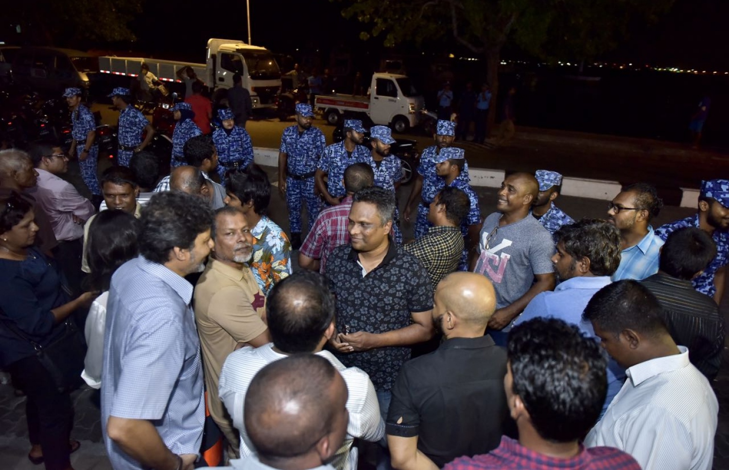 ގާސިމް މިރޭ ޕޮލިހަށް ހާޒިރުކުރި އިރު އިދިކޮޅު ހަރަކާތުގެ ބައެއް ބޭފުޅުން ޖުމްހޫރީ މައިދާން ކައިރީގައި. -- ފޮޓޯ: ނިޝާން އަލީ/މިހާރު