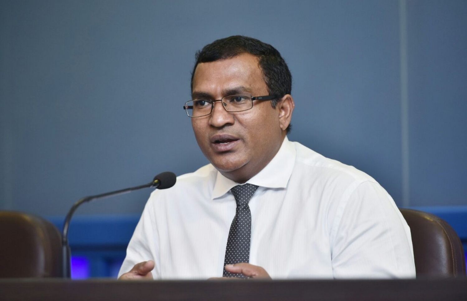 ރައީސް އޮފީހުގެ މިނިސްޓަރު މުހައްމަދު ޒުހެއިރު ނޫސްވެރިންނާ ވާހަކަ ދައްކަވަނީ. --ފޮޓޯ: ހުސެއިން ވަހީދު/ މިހާރު