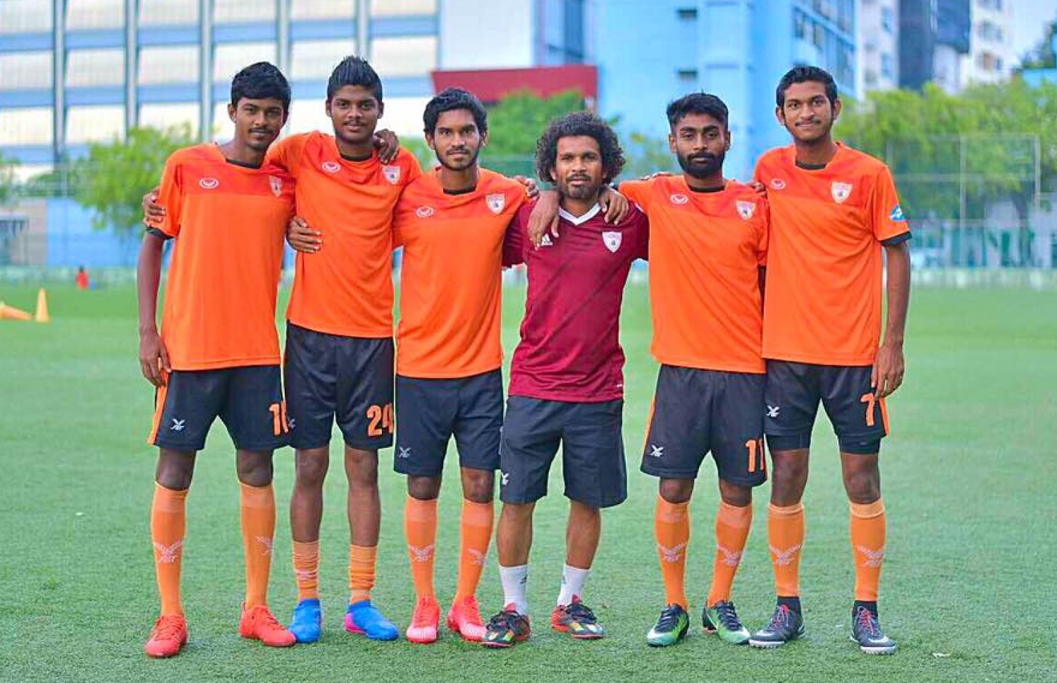 އީގަލްސް ފަރިތަކުރުންތަކުގެ ތެރެއިން ރިޒޭ (ކ.2) އެ ޓީމުގެ ބައެއް ކުޅުންތެރިންނާއި އެސިސްޓަންޓް ކޯޗު އަހުމަދު ޝާކިރު (ކ.3)އާ އެކު.-- ފޮޓޯ: އީގަލްސް