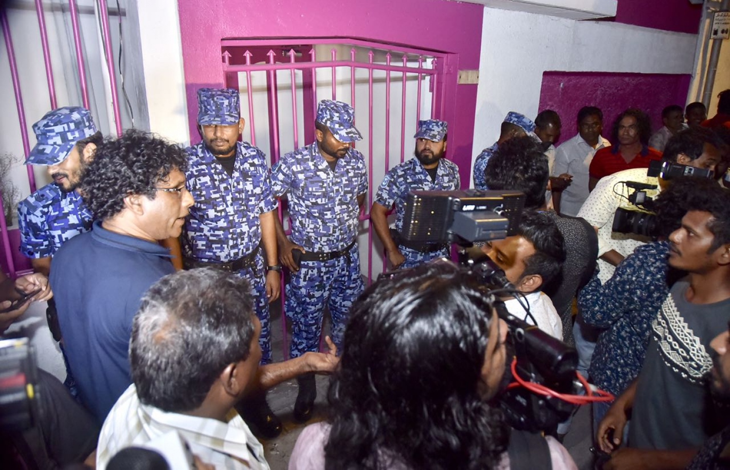 ހ. ތެމާގައި ހިންގަމުން ގެންދާ ޕީޕީއެމްގެ ރައީސް މައުމޫންގެ އޮފީހުގެ ނަންބޯޑާއި ދިދަ ނެގުމަށް ފަހު، ފުލުހުން އެ އޮފީހުގެ ބޭރުގައި ފޯރިމަރަނީ.---މިހާރު ފޮޓޯ: ނިޝާން އަލީ