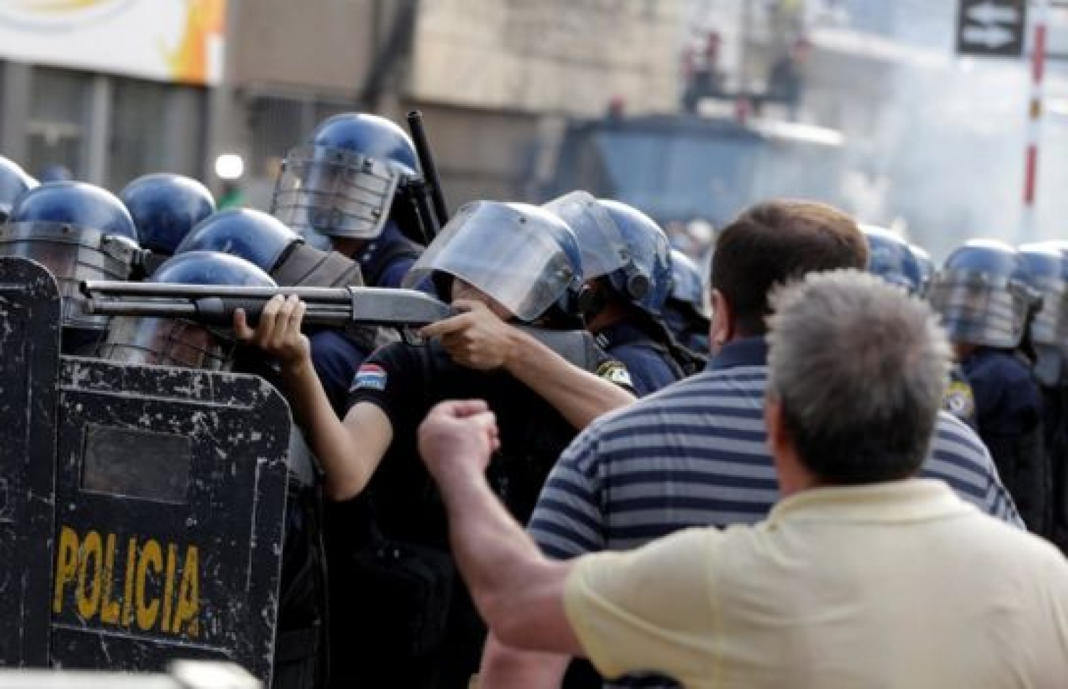 ޕެރަގުއޭގެ ރިޔާސީ ދައުރު އިތުރުކުރަން ގާނޫނުއަސާސީ އަށް ގެންނަން އުޅޭ ބަދަލުތަކާ ދެކޮޅަށް އިއްޔެ އާންމުން ހިންގި ހަމަނުޖެހުން ކޮންޓްރޯލްކުރަން ފުލުހުން ރަބަރު އުއްޑަ ބޭނުންކުރަނީ