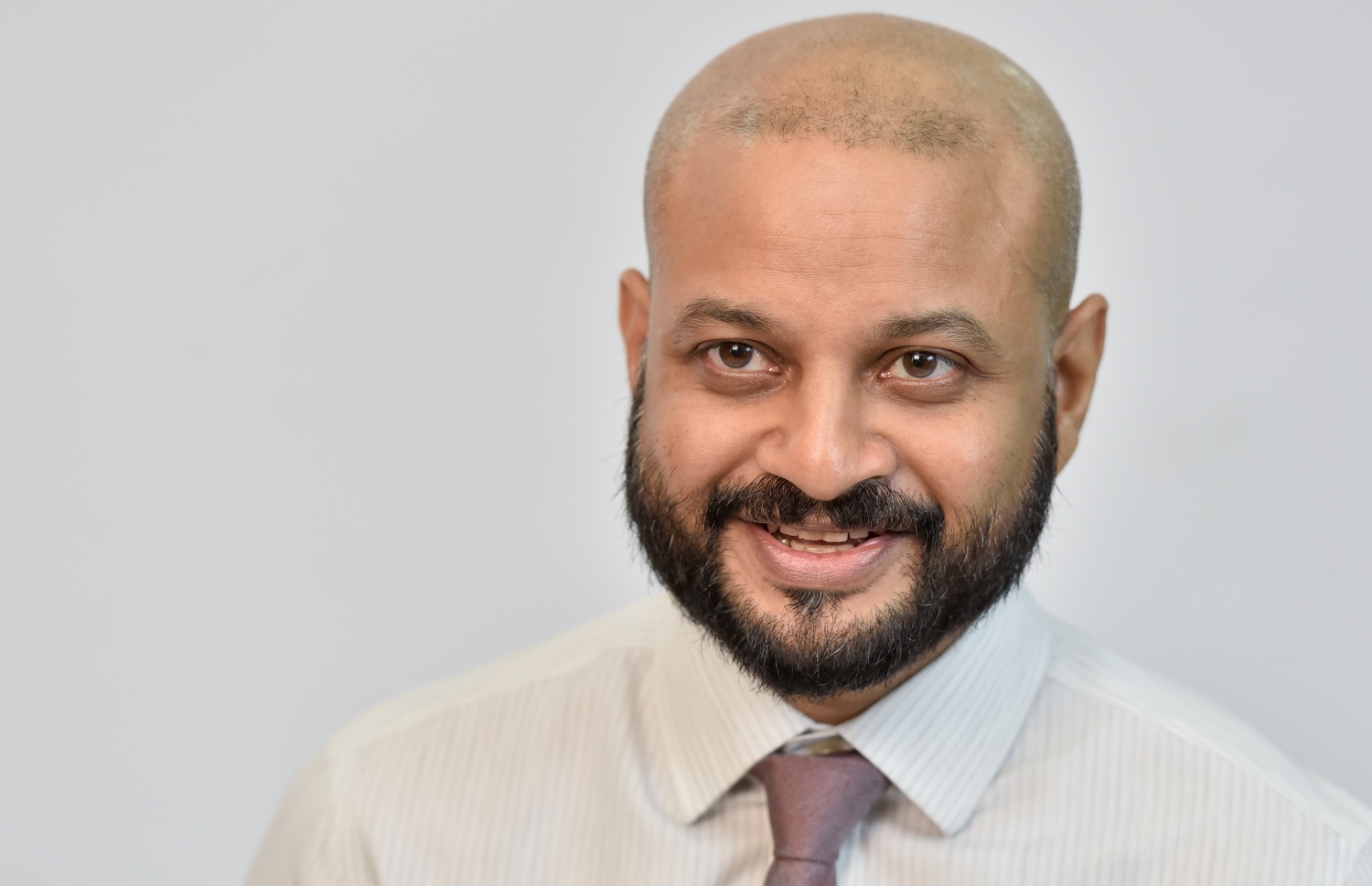 ފާރިސް އިއްޔެ "މިހާރު"އާ ވާހަކަ ދައްކަވަނީ.---މިހާރު ފޮޓޯ: ނިޝާން އަލީ