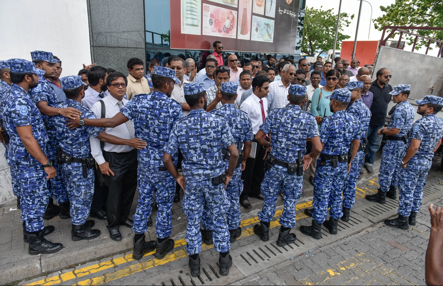 ޖުމްހޫރީ ޕާޓީގެ ލީޑަރު ގާސިމް އިބްރާހިމް ފުލުސް އޮފީހަށް ހާޒިރުކުރާތީ އޭނާއާ އެކު އެ ސަރަހައްދަށް އެއްވި މީހުން ފަހަތަށް ޖައްސަން ފުލުހުން ހަރަކާތްތެރިވަނީ. --ފޮޓޯ: ނިޝާން އަލީ/ މިހާރު