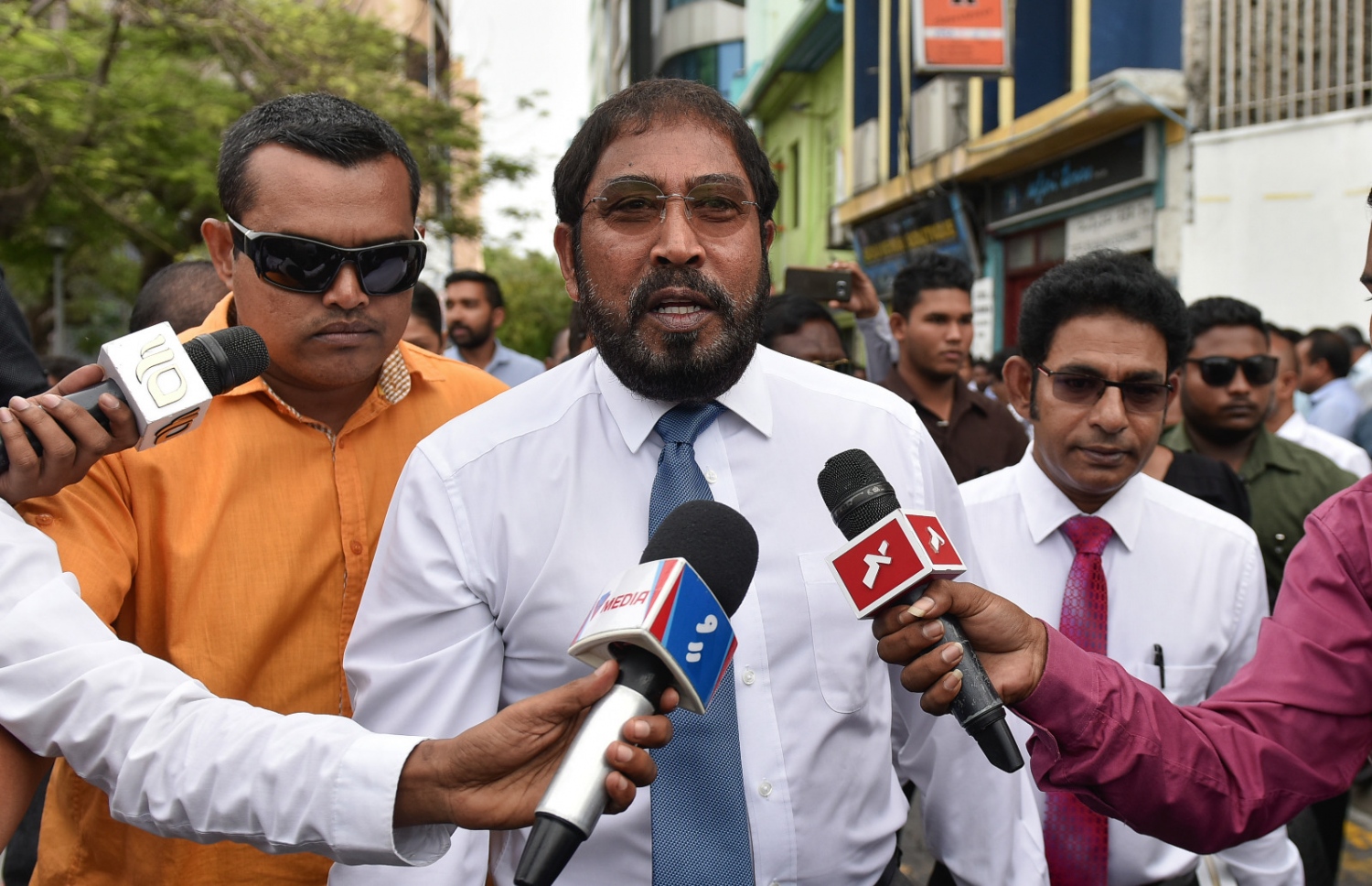 ޖުމްހޫރީ ޕާޓީގެ ލީޑަރު އަދި މަޖިލީހުގެ މާމިގިލީ ދާއިރާގެ މެމްބަރު ގާސިމް އިބްރާހީމް މިއަދު ހަވީރު ފުލުހަށް ހާޒިރުވެ ވަޑައިގަންނަވަމުން، އެ ސަރަހައްދުގައި ތިބި ނޫސްވެރިންނާ ވާހަކަ ދައްކަވަނީ. --ފޮޓޯ ނިޝާން އަލީ