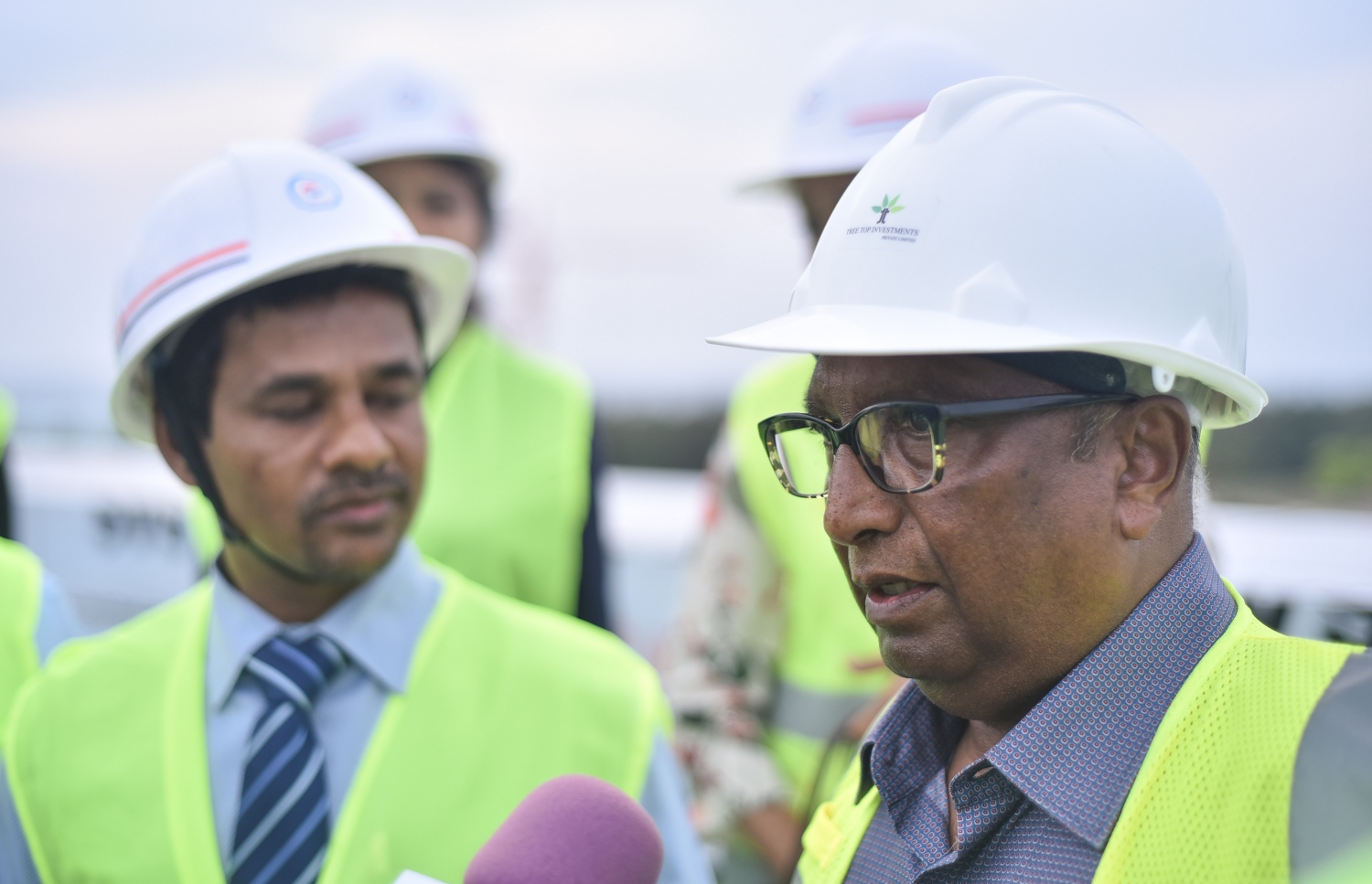 ޓްރީ ޓޮޕް އިންވެސްޓްމަންޓްގެ އެއް ޑިރެކްޓަރު އަދި އެ މަސައްކަތުގެ އެންމެ އިސް އެއް މޭސްތިރިޔާ ގަދަގޭ ސަލީމް (ކ) ހެލްތު މިނިސްޓަރު ނާޒިމްއާއެކު އިއްޔެ ނޫސްވެރިންނާ ވާހަކަދައްކަވަނީ. ފޮޓޯ: ހުސެއިން ވަހީދު /މިހާރު