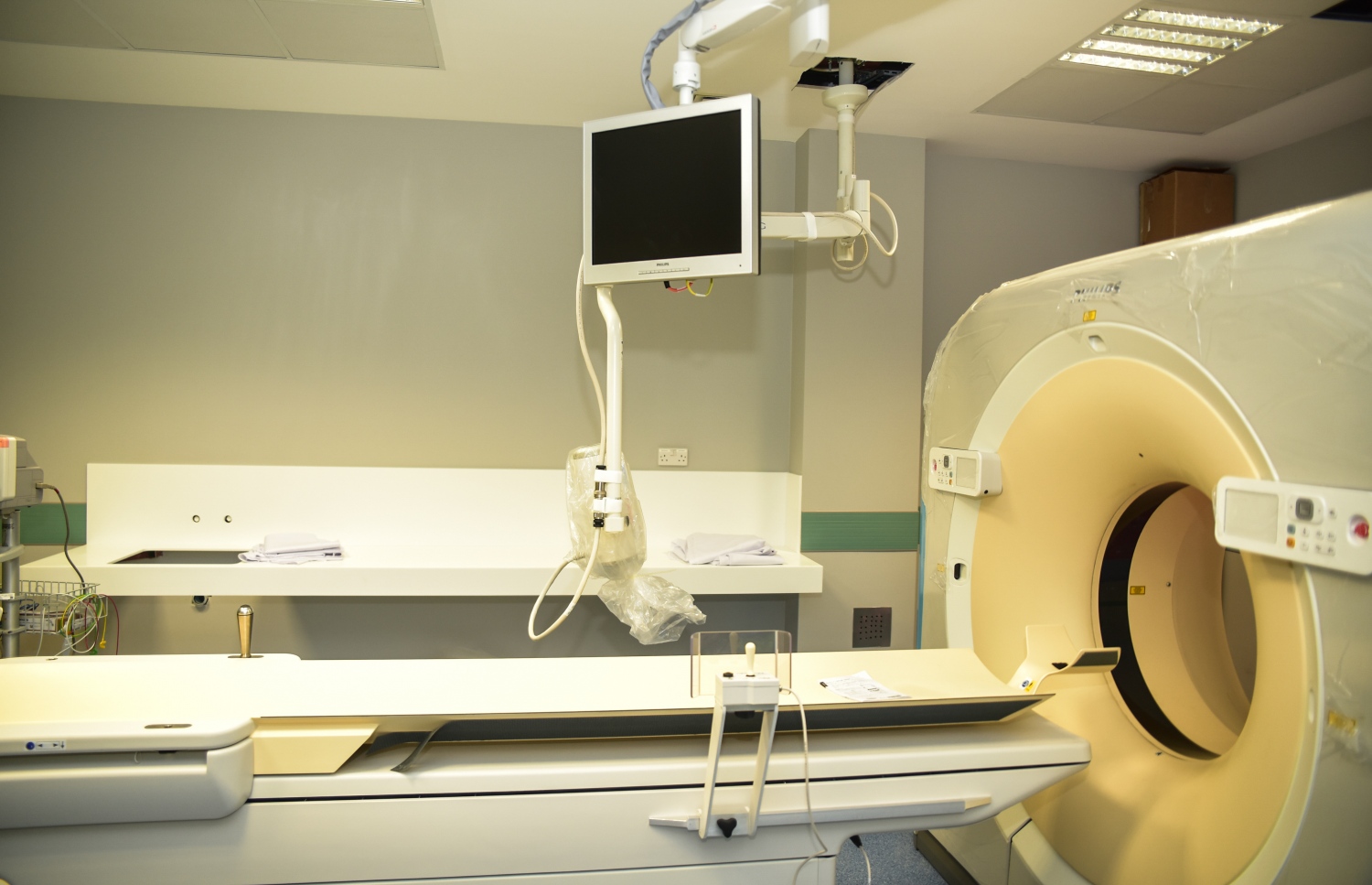 ހުޅުމާލެ: އޭޕްރީލް 2، 2017- ޓްރީ ޓޮޕް އިންވެސްޓްމަންޓުން ހުޅުމާލޭގައި އިމާރާތް ކުރަމުން އަންނަ ޓްރީ ޓޮޕް ހޮސްޕިޓަލްގައި ބަހައްޓާފައިވާ އެމްއާރުއައި މެޝިން: މިތަނުގައި މިހާރު ކުރަނީ އިމާރާތް ނިންމުމުގެ އެންމެ ފަހުގެ މަސައްކަތްތައް.---މިހާރު ފޮޓޯ: ހުސެއިން ވަހީދު