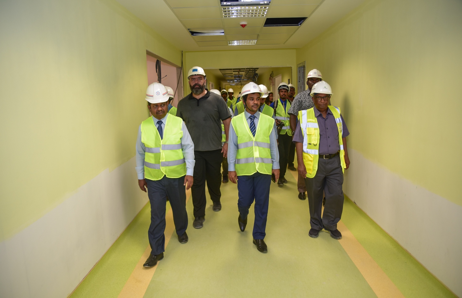 ހުޅުމާލެ: އޭޕްރީލް 2، 2017- ޓްރީ ޓޮޕް އިންވެސްޓްމަންޓުން ހުޅުމާލޭގައި އިމާރާތް ކުރަމުން އަންނަ ޓްރީ ޓޮޕް ހޮސްޕިޓަލްގެ މަސައްކަތްތައް ހެލްތު މިނިސްޓަރު އަބްދުﷲ ނާޒިމާއި އެ މިނިސްޓްރީގެ ބައެއް އިސްވެރިން ބައްލަވާލައްވަނީ: މިތަނުގައި މިހާރު ކުރަނީ އިމާރާތް ނިންމުމުގެ އެންމެ ފަހުގެ މަސައްކަތްތައް.---މިހާރު ފޮޓޯ: ހުސެއިން ވަހީދު