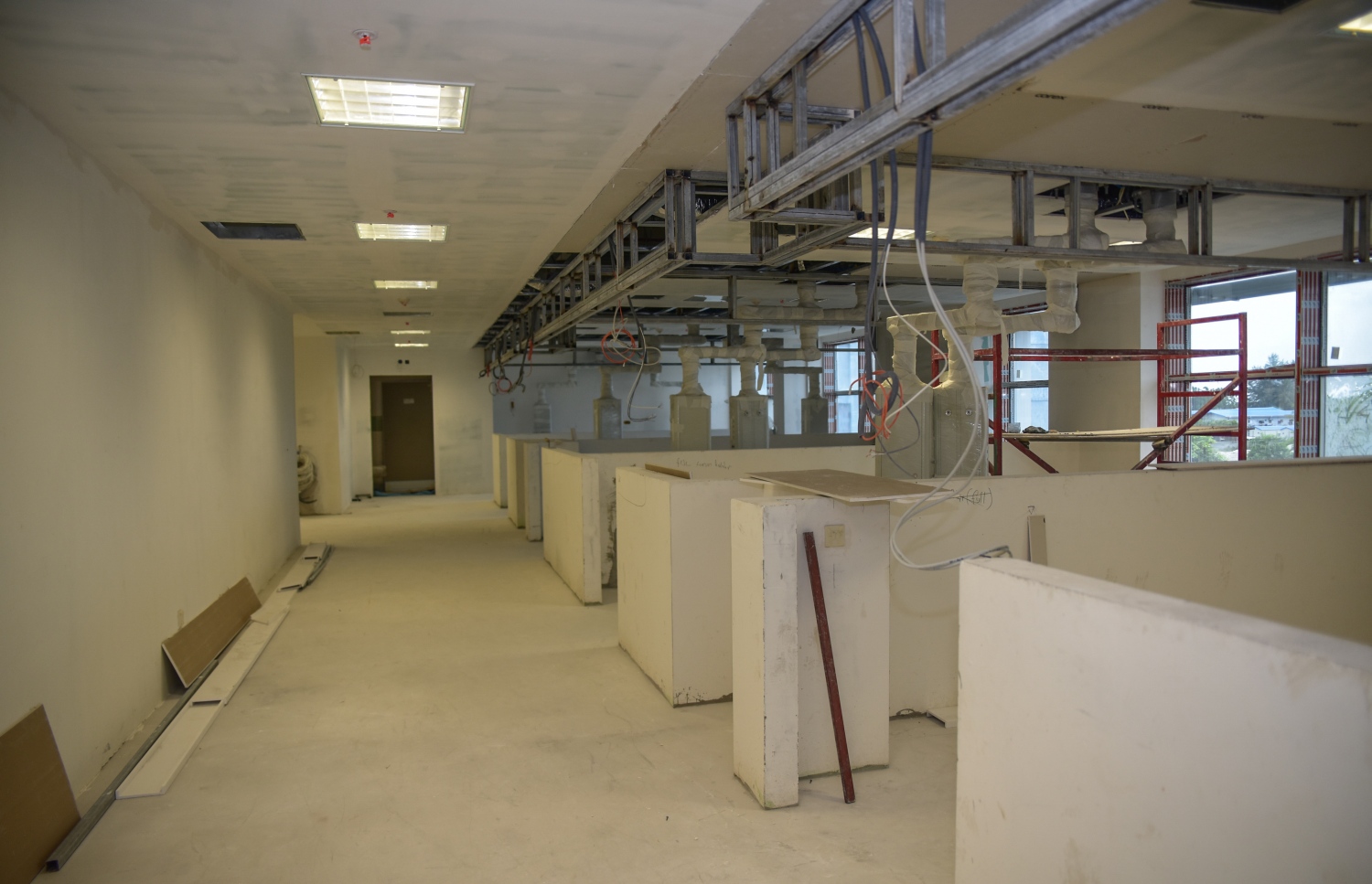 ހުޅުމާލެ: އޭޕްރީލް 2، 2017- ޓްރީ ޓޮޕް އިންވެސްޓްމަންޓުން ހުޅުމާލޭގައި އިމާރާތް ކުރަމުން އަންނަ ޓްރީ ޓޮޕް ހޮސްޕިޓަލް: މިތަނުގައި މިހާރު ކުރަނީ އިމާރާތް ނިންމުމުގެ އެންމެ ފަހުގެ މަސައްކަތްތައް.---މިހާރު ފޮޓޯ: ހުސެއިން ވަހީދު