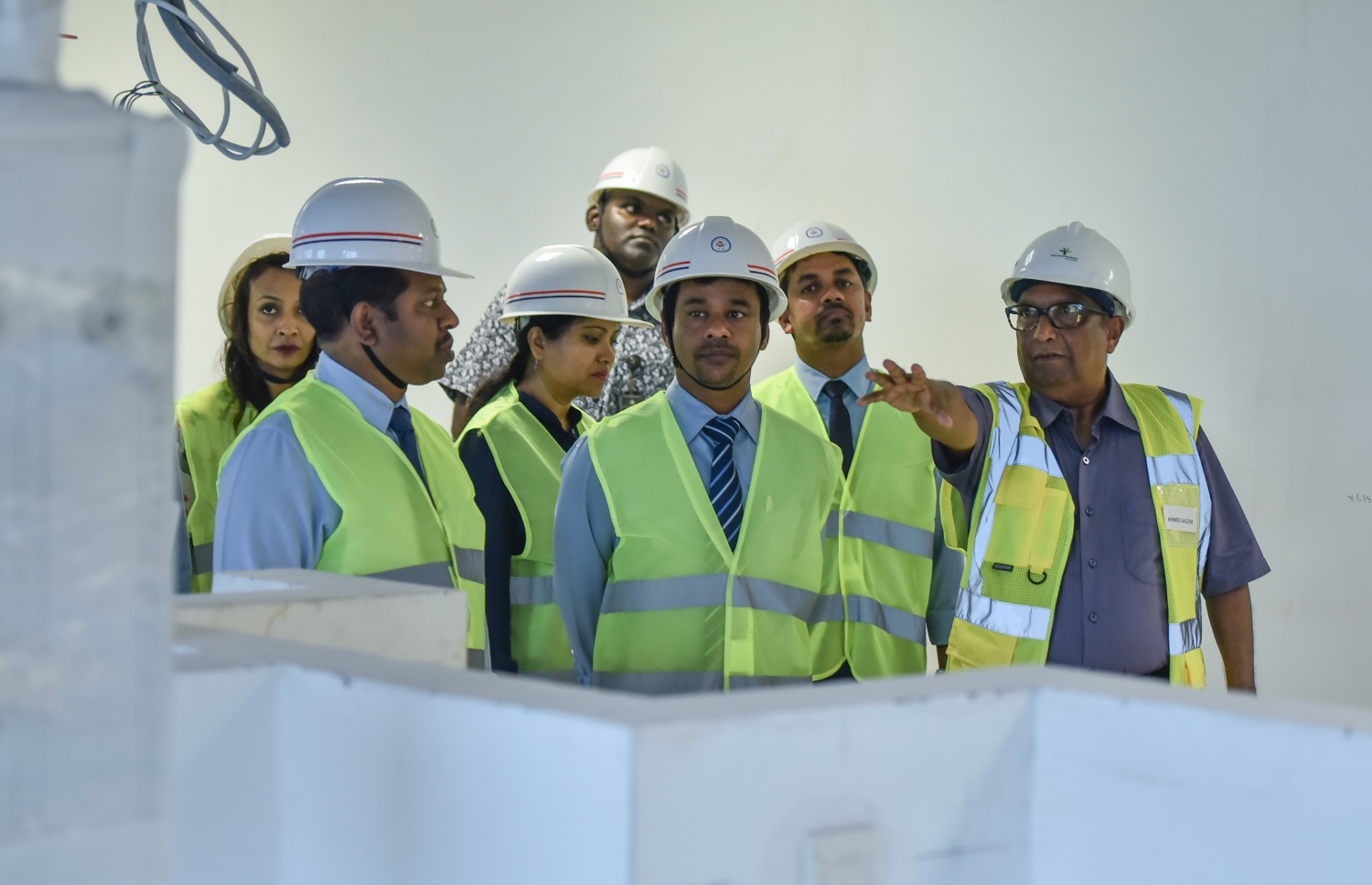 ހުޅުމާލެ: އޭޕްރީލް 2، 2017- ޓްރީ ޓޮޕް އިންވެސްޓްމަންޓުން ހުޅުމާލޭގައި އިމާރާތް ކުރަމުން އަންނަ ޓްރީ ޓޮޕް ހޮސްޕިޓަލްގެ އެންމެ ފަހުގެ މަސައްކަތްތައް ހެލްތު މިނިސްޓަރު އަބްދުﷲ ނާޒިމަށާއި އެ މިނިސްޓްރީގެ ބައެއް އިސްވެރިންނަށް ދައްކާލަނީ: މިތަނުގައި މިހާރު ކުރަނީ އިމާރާތް ނިންމުމުގެ އެންމެ ފަހުގެ މަސައްކަތްތައް.---މިހާރު ފޮޓޯ: ހުސެއިން ވަހީދު