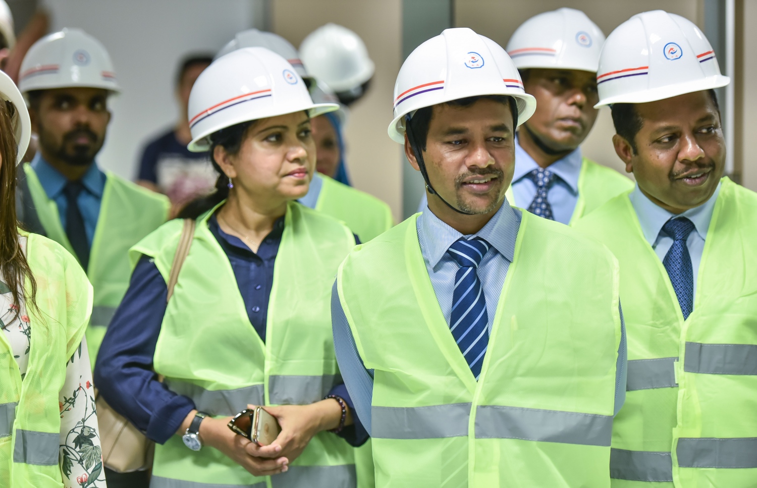 ހުޅުމާލެ: އޭޕްރީލް 2، 2017- ޓްރީ ޓޮޕް އިންވެސްޓްމަންޓުން ހުޅުމާލޭގައި އިމާރާތް ކުރަމުން އަންނަ ޓްރީ ޓޮޕް ހޮސްޕިޓަލްގެ އެންމެ ފަހުގެ މަސައްކަތްތައް ހެލްތު މިނިސްޓަރު އަބްދުﷲ ނާޒިމަށާއި އެ މިނިސްޓްރީގެ ބައެއް އިސްވެރިން ބައްލަވާލައްވަނީ: މިތަނުގައި މިހާރު ކުރަނީ އިމާރާތް ނިންމުމުގެ އެންމެ ފަހުގެ މަސައްކަތްތައް.---މިހާރު ފޮޓޯ: ހުސެއިން ވަހީދު