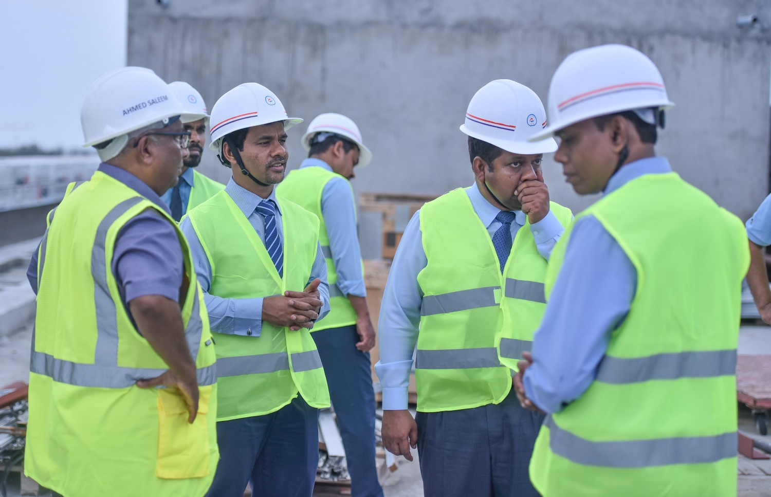 ހުޅުމާލެ: އޭޕްރީލް 2، 2017- ޓްރީ ޓޮޕް އިންވެސްޓްމަންޓުން ހުޅުމާލޭގައި އިމާރާތް ކުރަމުން އަންނަ ޓްރީ ޓޮޕް ހޮސްޕިޓަލްގެ މަސައްކަތްތައް ހެލްތު މިނިސްޓަރު އަބްދުﷲ ނާޒިމާއި އެ މިނިސްޓްރީގެ ބައެއް އިސްވެރިން ބައްލަވާލައްވަނީ: ހޮސްޕިޓަލް ބައްލަވާލެއްވުމަށް ފަހު ނާޒިމް ވިދާޅުވީ، އެ ހޮސްޕިޓަލް ވާނީ ރާއްޖޭގެ ސިއްހީ ނިޒާމަށް ވަރަށް ހެޔޮ ބަދަލުތަކެއް ގެނެވޭނެ ތަނަކަށް ކަމަށް. އަދި އެތަން ބައްލަވާލެއްވުމުން ފެނިވަޑައިގަތީ ވަރަށް އުފާވެރި މަންޒަރުތަކެއް ކަމަށް ވެސް އޭނާ ވިދާޅުވި.---މިހާރު ފޮޓޯ: ހުސެއިން ވަހީދު