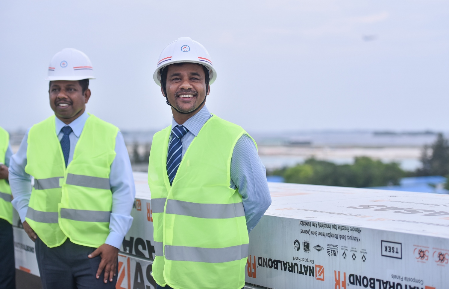 ހުޅުމާލެ: އޭޕްރީލް 2، 2017- ޓްރީ ޓޮޕް އިންވެސްޓްމަންޓުން ހުޅުމާލޭގައި އިމާރާތް ކުރަމުން އަންނަ ޓްރީ ޓޮޕް ހޮސްޕިޓަލްގެ މަސައްކަތްތައް ހެލްތު މިނިސްޓަރު އަބްދުﷲ ނާޒިމާއި ސްޓޭޓް މިނިސްޓަރު ޑރ. މުހައްމަދު ހަބީބް ބައްލަވާލައްވަނީ: ހޮސްޕިޓަލް ބައްލަވާލެއްވުމަށް ފަހު ނާޒިމް ވިދާޅުވީ، އެ ހޮސްޕިޓަލް ވާނީ ރާއްޖޭގެ ސިއްހީ ނިޒާމަށް ވަރަށް ހެޔޮ ބަދަލުތަކެއް ގެނެވޭނެ ތަނަކަށް ކަމަށް. އަދި އެތަން ބައްލަވާލެއްވުމުން ފެނިވަޑައިގަތީ ވަރަށް އުފާވެރި މަންޒަރުތަކެއް ކަމަށް ވެސް އޭނާ ވިދާޅުވި.---މިހާރު ފޮޓޯ: ހުސެއިން ވަހީދު