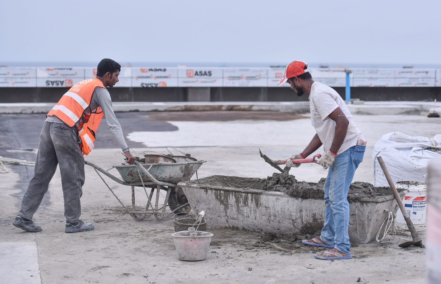 ހުޅުމާލެ: އޭޕްރީލް 2، 2017- ޓްރީ ޓޮޕް އިންވެސްޓްމަންޓުން ހުޅުމާލޭގައި އިމާރާތް ކުރަމުން އަންނަ ޓްރީ ޓޮޕް ހޮސްޕިޓަލްގައި ބަޔަކު މަސައްކަތް ކުރަނީ: މިތަނުގައި މިހާރު ކުރަނީ އިމާރާތް ނިންމުމުގެ އެންމެ ފަހުގެ މަސައްކަތްތައް.---މިހާރު ފޮޓޯ: ހުސެއިން ވަހީދު