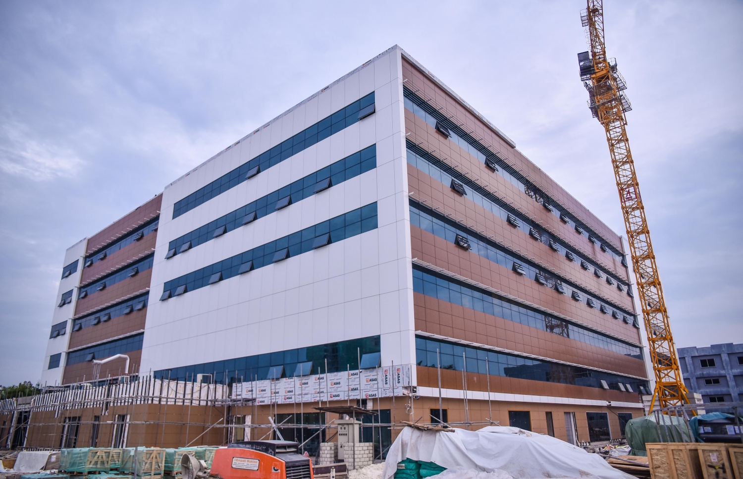 ހުޅުމާލެ: އޭޕްރީލް 2، 2017- ޓްރީ ޓޮޕް އިންވެސްޓްމަންޓުން ހުޅުމާލޭގައި އިމާރާތް ކުރަމުން އަންނަ ޓްރީ ޓޮޕް ހޮސްޕިޓަލް: މިތަނުގައި މިހާރު ކުރަނީ އިމާރާތް ނިންމުމުގެ އެންމެ ފަހުގެ މަސައްކަތްތައް.---މިހާރު ފޮޓޯ: ހުސެއިން ވަހީދު