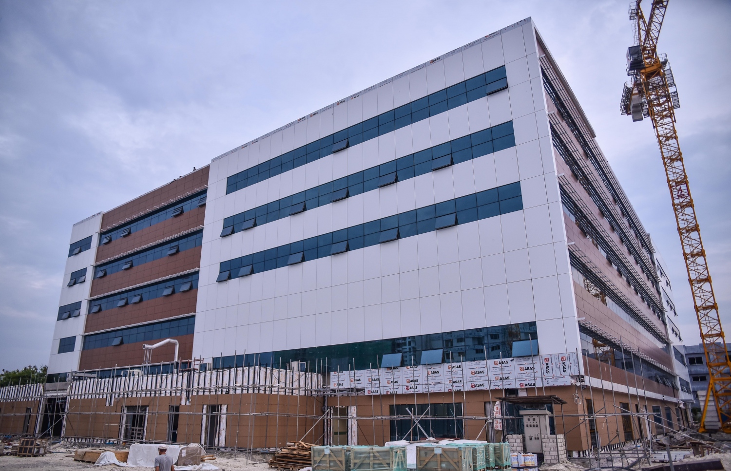 ހުޅުމާލެ: އޭޕްރީލް 2، 2017- ޓްރީ ޓޮޕް އިންވެސްޓްމަންޓުން ހުޅުމާލޭގައި އިމާރާތް ކުރަމުން އަންނަ ޓްރީ ޓޮޕް ހޮސްޕިޓަލް: މިތަނުގައި މިހާރު ކުރަނީ އިމާރާތް ނިންމުމުގެ އެންމެ ފަހުގެ މަސައްކަތްތައް.---މިހާރު ފޮޓޯ: ހުސެއިން ވަހީދު