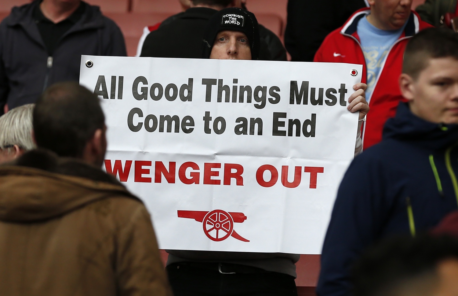 ވެންގާގެ އިސްތިއުފާ އަށް ގޮވައި ސަޕޯޓަރުން ބޯޑެއް ހިފައިގެން.-- ފޮޓޯ: އޭއެފްޕީ