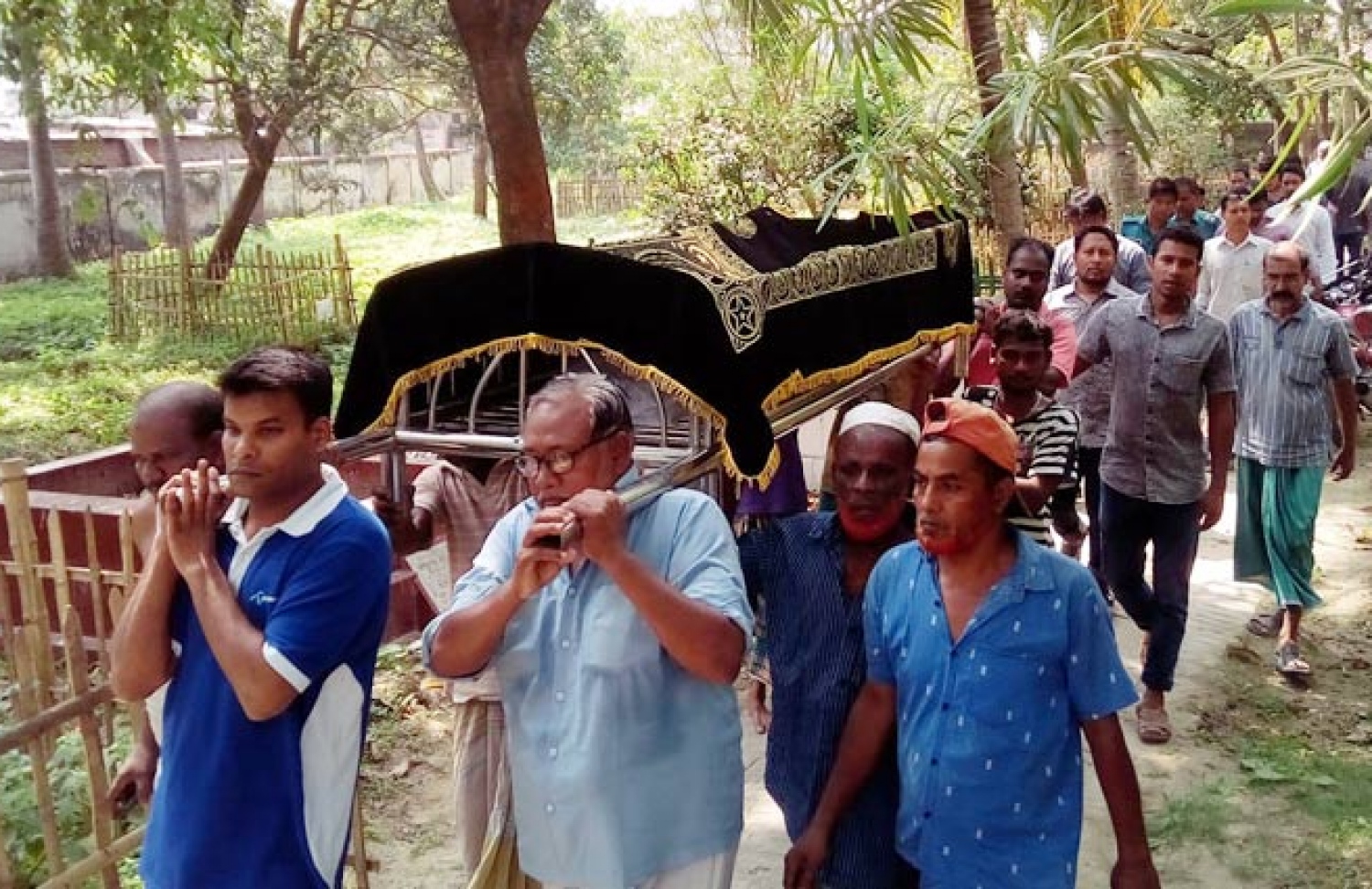 މިދިޔަ ހޮނިހިރު ދުވަހު ރައުދާގެ ހަށިގަނޑު ވަޅުލަން ގެންދަނީ. -- ފޮޓޯ: ރައިޒިންބީޑީ