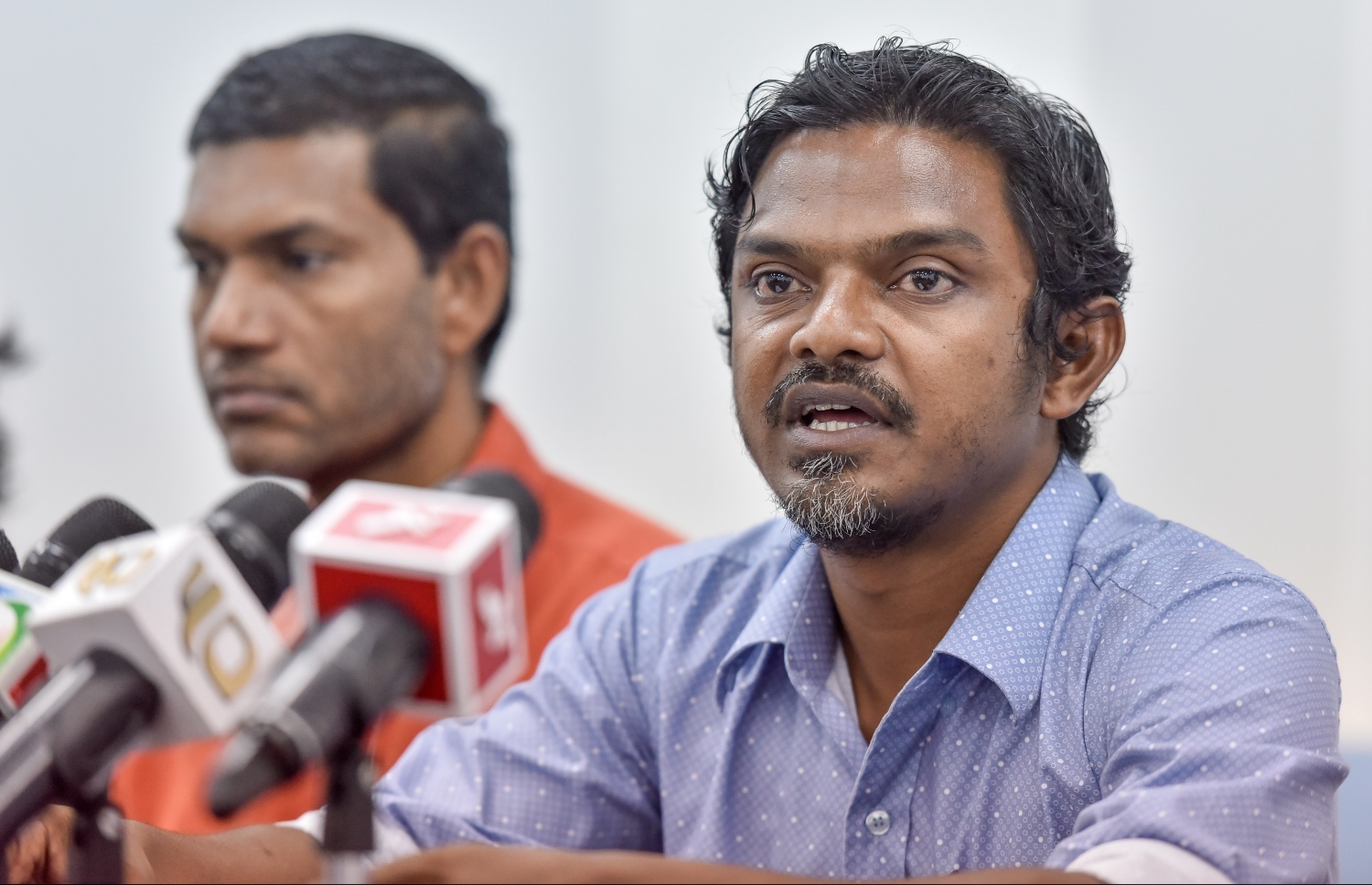 ނޫސްވެރިންގެ ބައްދަލުވުމެއްގެ ތެރެއިން ޝަރަފް ވާހަކަ ދައްކަނީ. -- ފޮޓޯ: ނިޝާން އަލީ/ މިހާރު