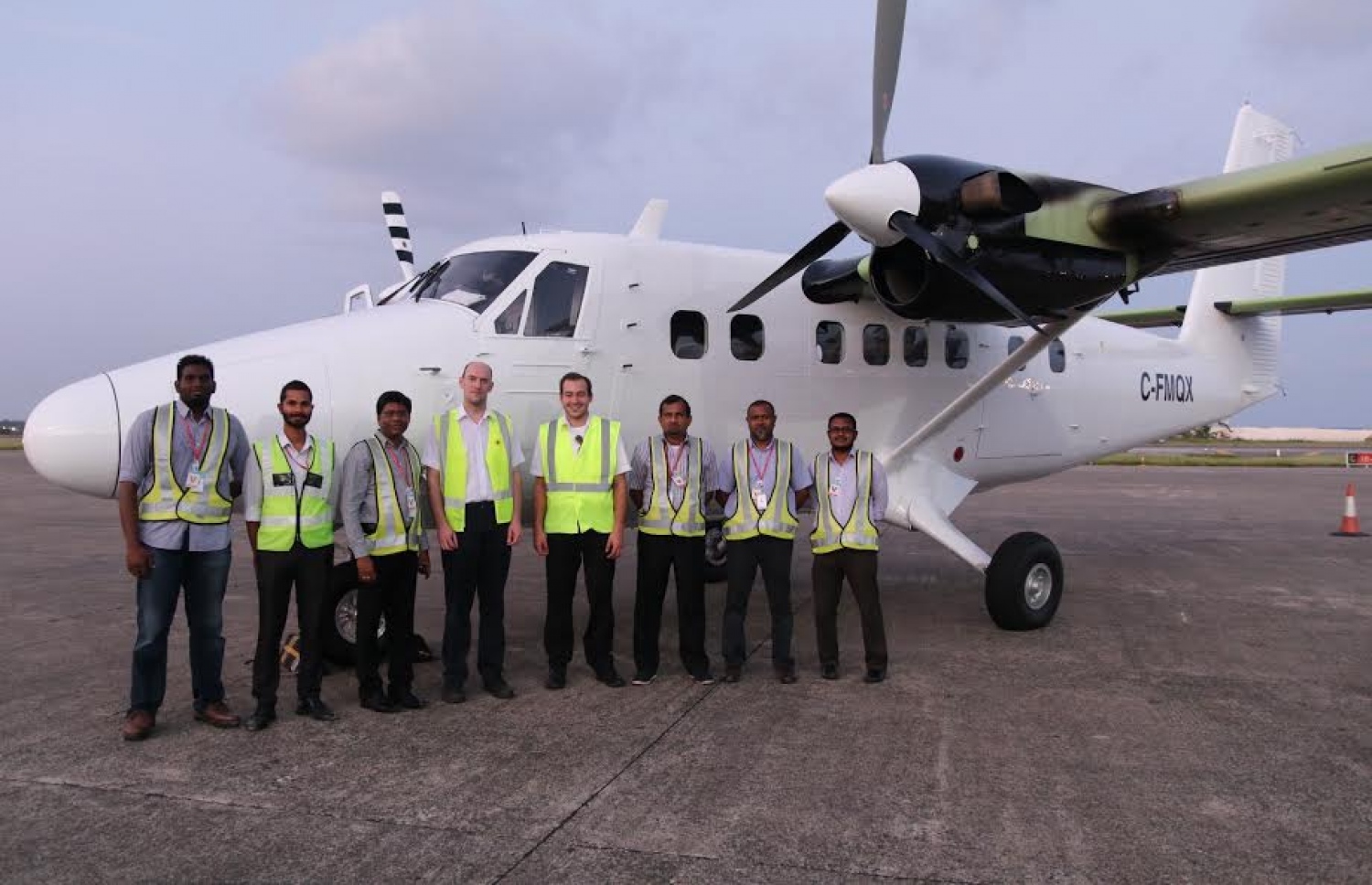 ޓީއެމްއޭ އިން އަލަށް ގެނައި މަތިންދާބޯޓާއެކު ވެލާނާ އިންޓަނޭޝަނަލް އެއާޕޯޓުގައި އެ ކުންފުނީގެ މުވައްޒަފުންތަކެއް ފޮޓޯއަކަށް ހުއްޓިގެން. ފޮޓޯ: ޓީއެމްއޭ