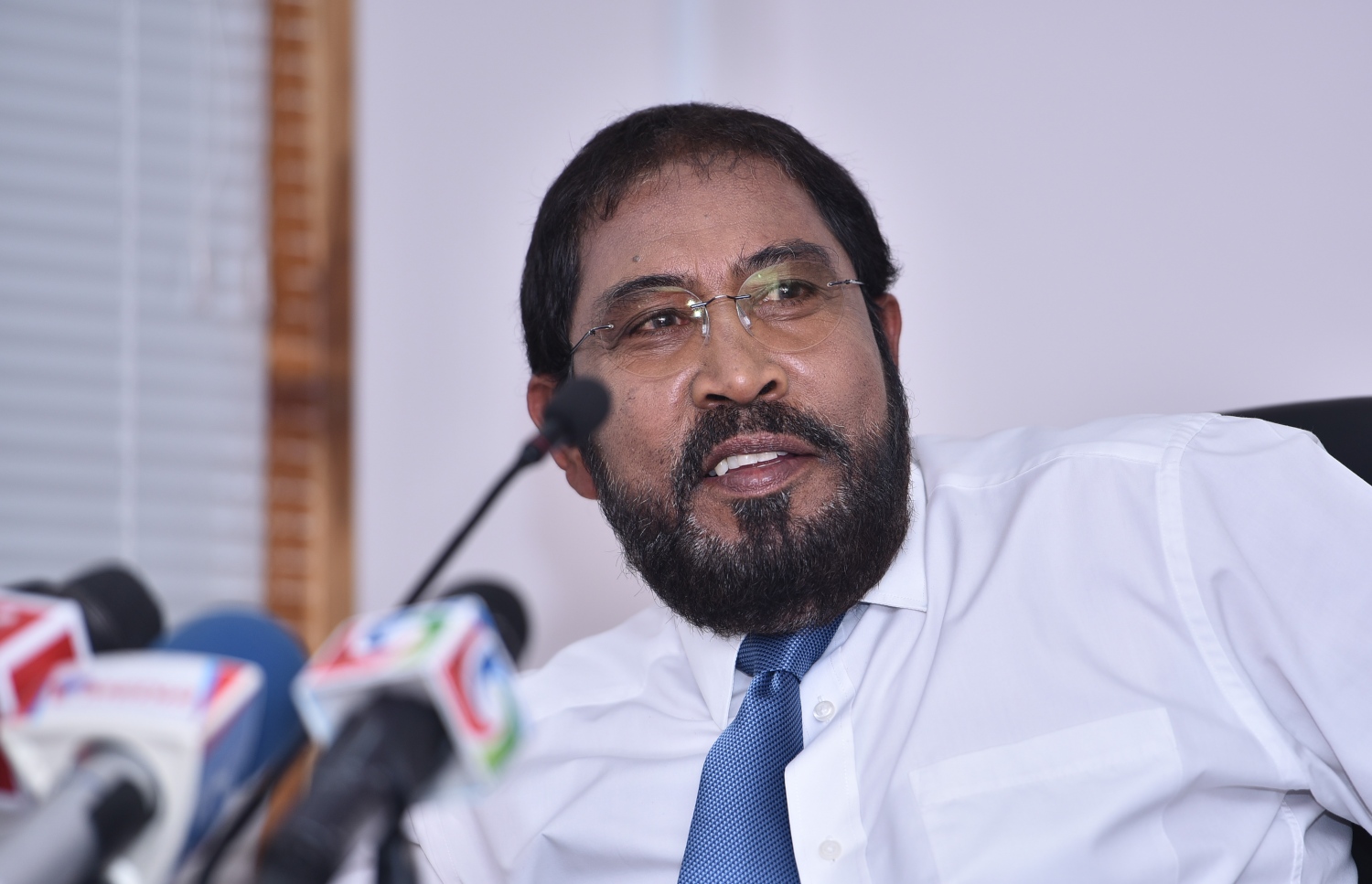 ގާސިމް މިއަދު ނޫސްވެރިންނާ ވާހަކަ ދައްކަވަނީ: ނޫސްވެރިންނާ އެކު އިތުރު ބައްދަލުވުމެއް ބޭއްވުމުގެ ފުރުސަތު ނުލިބިދާނެ ކަމަށް ވިދާޅުވި. --ފޮޓޯ: ހުސެއިން ވަހީދު/ މިހާރު