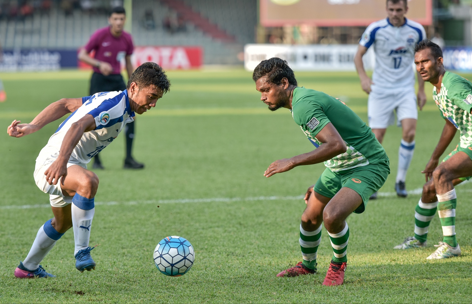 މިދިޔަ އަހަރުގެ އޭއެފްސީ ކަޕްގައި ބެންގަލޫރުގެ ޑެނިއަލް (ވ) އަަތުން ބޯޅަ ހޯދަން އެންޑީ މަސައްކަތްކުރަނީ. –ފޮޓޯ: ނިޝާން އަލީ/ މިހާރު