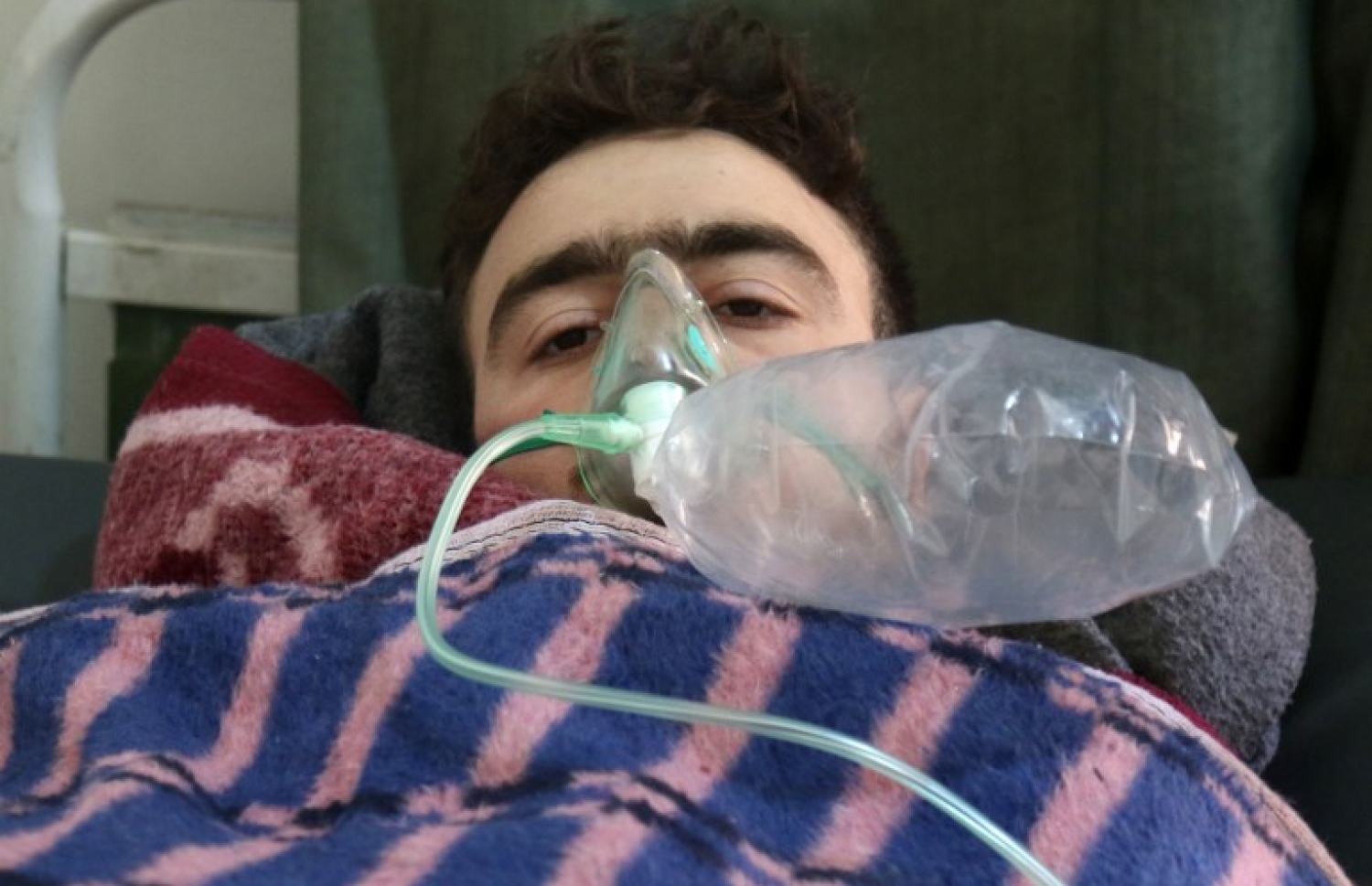 ސީރިއާގައި ދިން ކެމިކަލް ހަމަލާ އަށް ފަހު މީހަކަށް ފަރުވާ ދެނީ. --ފޮޓޯ:އޭއެފްޕީ