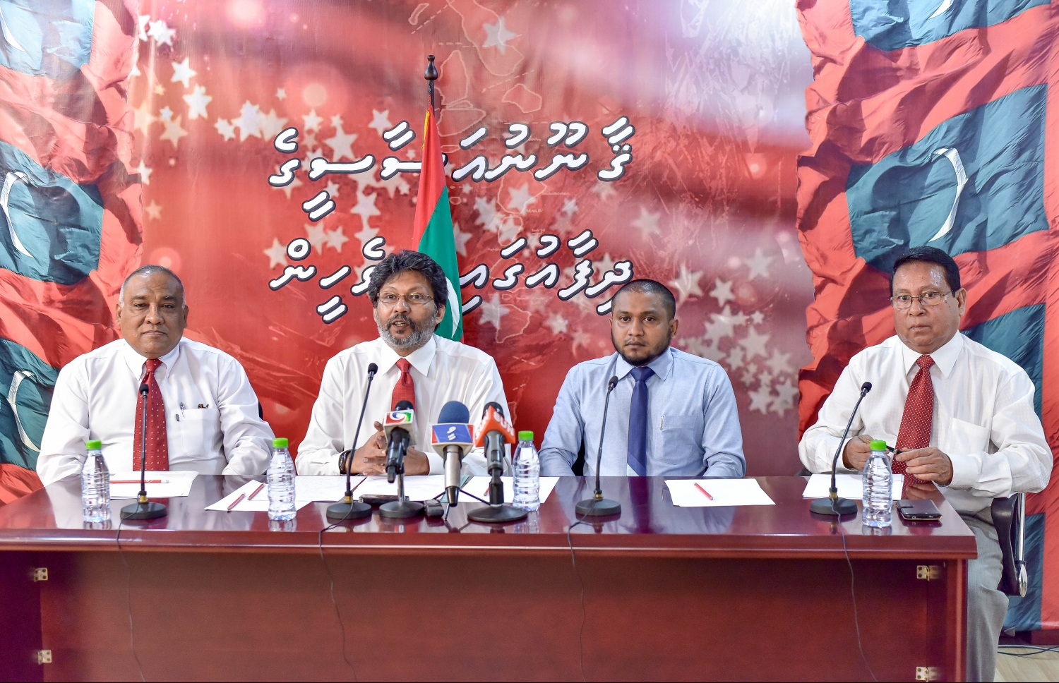 ޖުމްހޫރީ ޕާޓީ އޮފީހުގައި ބޭއްވި ޕްރެސް ކޮންފަރެންސްގައި މިހާރުގެ އިދިކޮޅު ބައެއް ބޭފުޅުން: އިންތިޚާބުތަކާ މެދު ސަަރުކާރުން ޖެހިލުންވާ ކަމަށް ވިދާޅުވޭ --ފޮޓޯ: ނިޝާން އަލީ