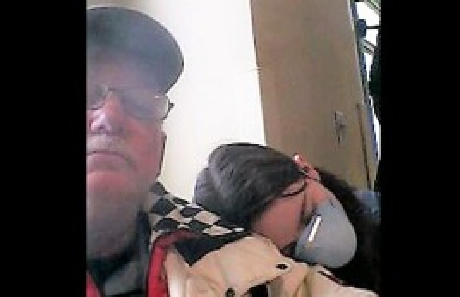 ޝެނޮން ބައްޕައާ އެކު ޑޮކްޓަރަށް ދައްކަން ކްލިނިކްގައި. މިއީ އޭނާ ދުނިޔޭގައި ހުއްޓާ ނެގިފައިވާ އެންމެ ފަހު ފޮޓޯ