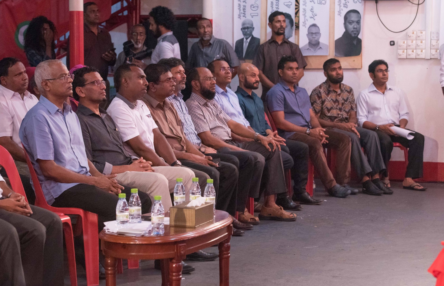 އިދިކޮޅު ފަރާތްތަކުން މިރޭ ކުނޫޒްގައި ބޭއްވި ޖަލްސާގެ ތެރެއިން.---މިހާރު ފޮޓޯ: ނިޝާން އަލީ