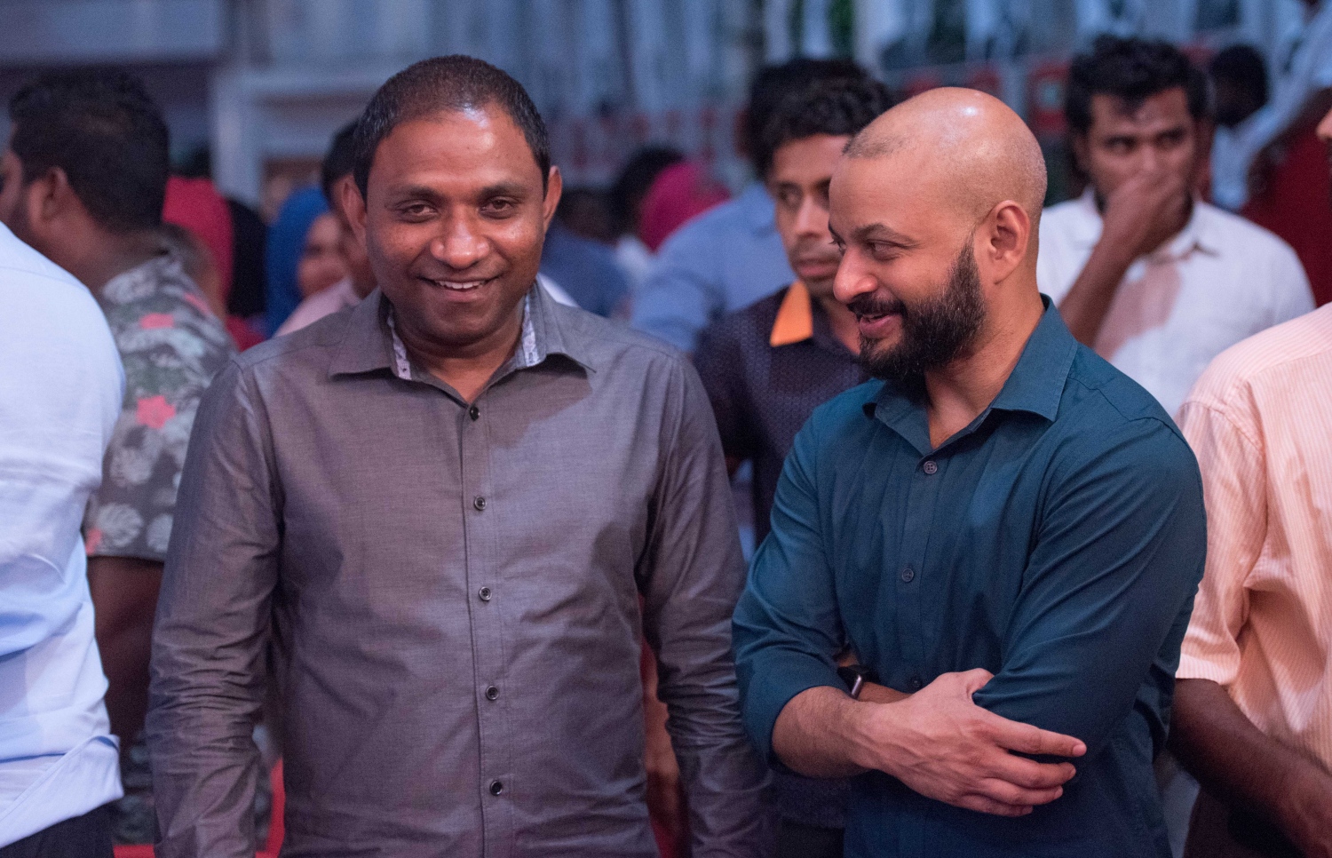 އިދިކޮޅު ފަރާތްތަކުން ކުނޫޒްގައި މިރޭ ބޭއްވި ޖަލްސާގައި މައުމޫންގެ ދަރިކަލުން ދިއްގަރު ދާއިރާގެ ފާރިސް އަދި އިދިކޮޅު ފަރާތްތަކާ އަލަށް ގުޅުނު ޕީޕީއެމްގެ މަޖިލިސް މެމްބަރު ވިލިނގިލި ދާއިރާގެ ސައުދު.---މިހާރު ފޮޓޯ: ހުސެއިން ވަހީދު