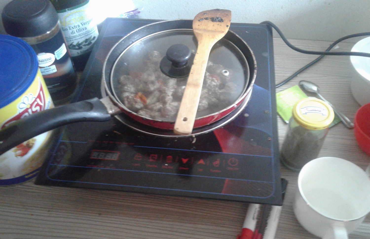 ރައުދާ މެންދުރަށް ކެއްކި ކާއެއްޗެހި އުނދުންމަތީގައި.