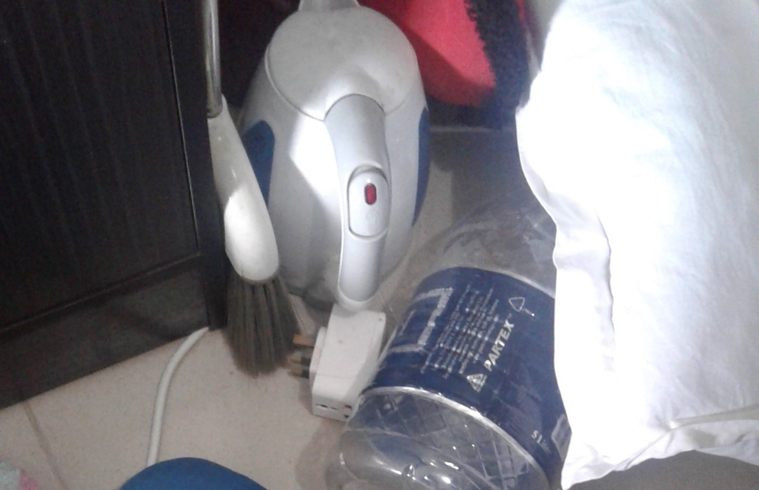 ރައުދާ ދިރިއުޅުނު ކޮޓަރި ތެރޭގައި ހުރި ބައެއް ތަކެތި.