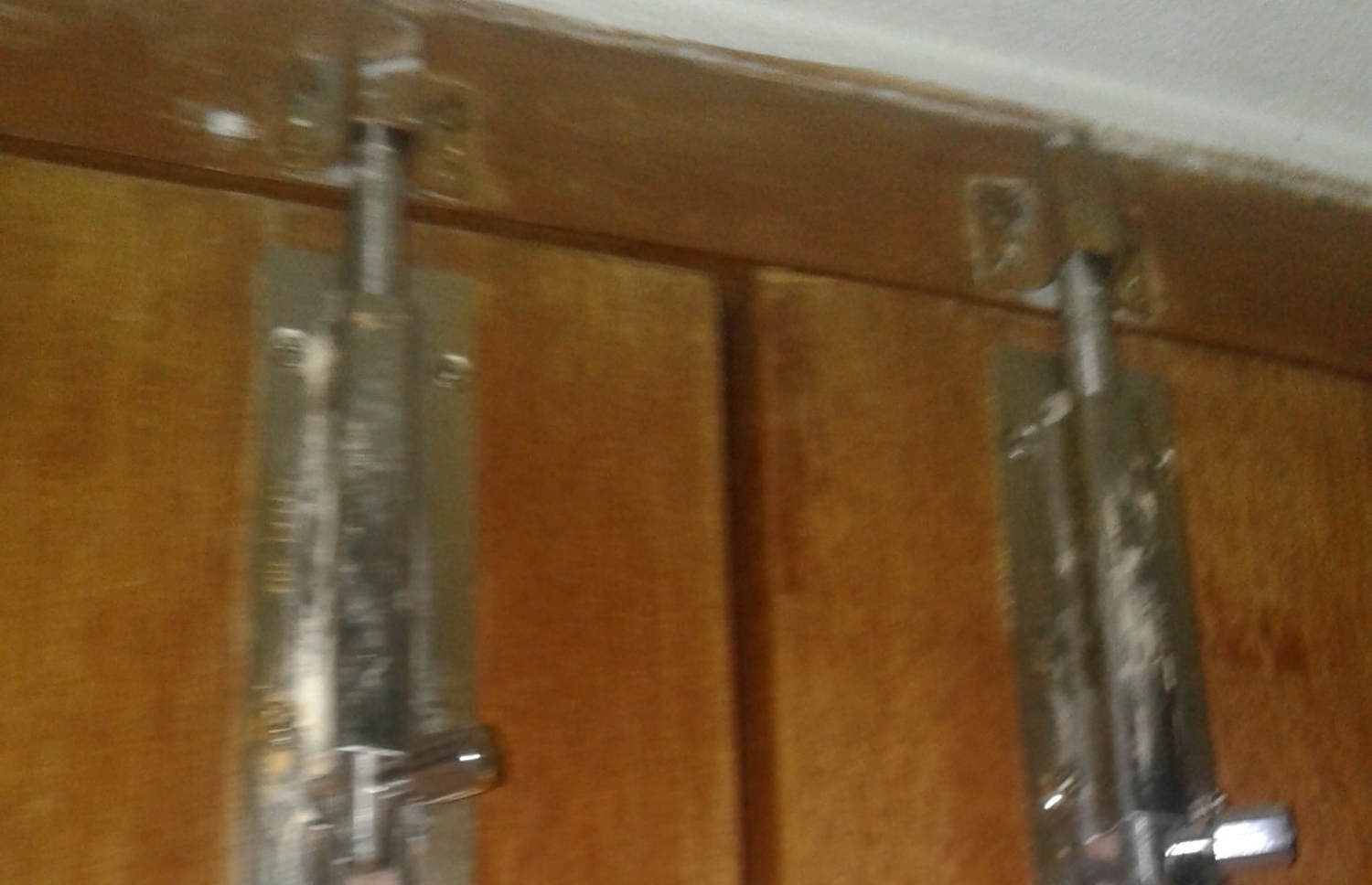 ރައުދާ ދިރިއުޅުނު ކޮޓަރީގެ ދޮރުގެ ތަންޑު. ދޮރަށް އަދި ތަންޑަށް ވެސް އެއްވެސް ގެއްލުމެއް ދީފައި ނުވާ ކަމަށް އާތިފް ވިދާޅުވި.