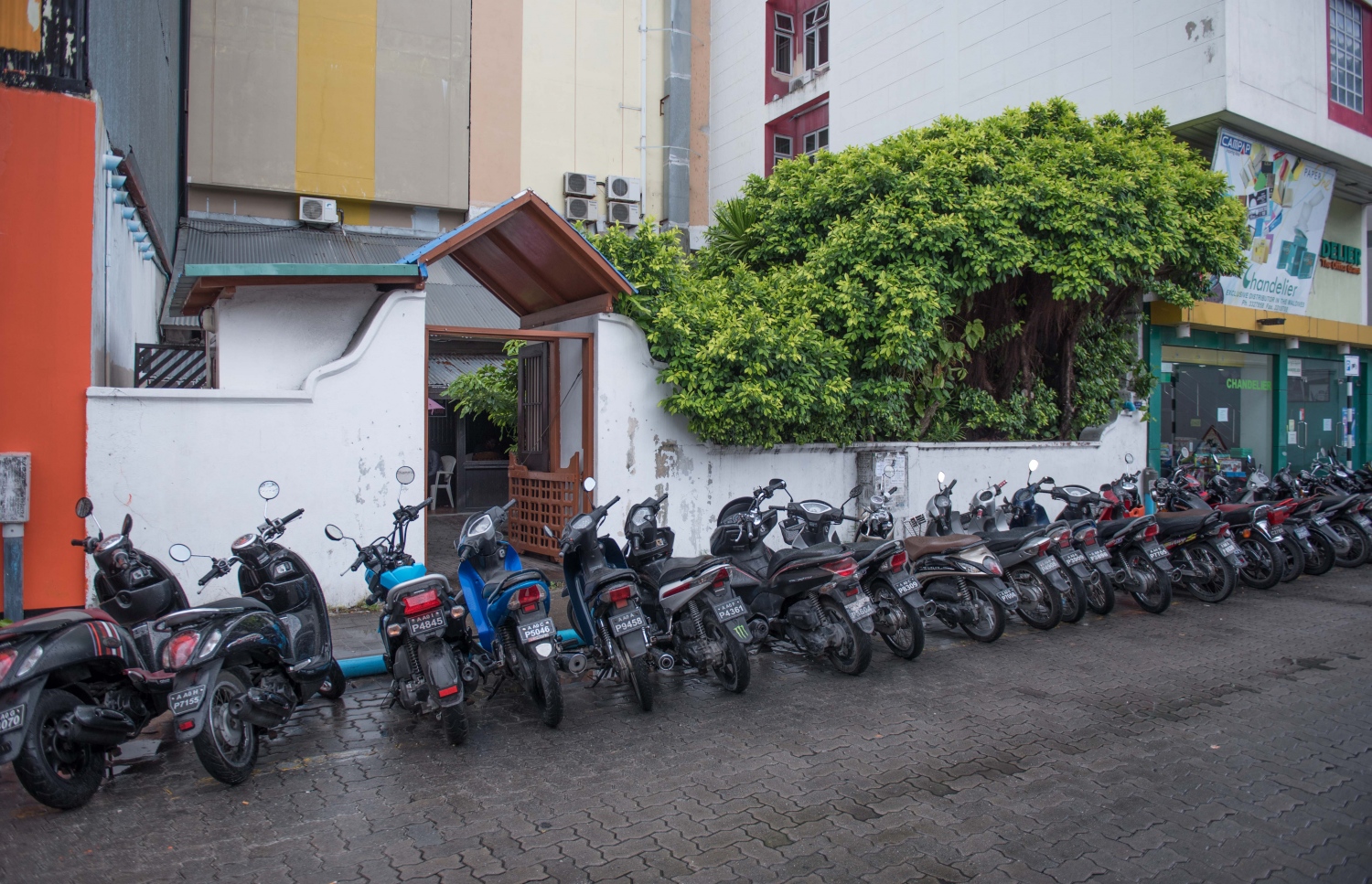 ކުރިން މާލެ މެދުޒިޔާރަތްމަގުގައި ހުކުރު މިސްކިތް ކައިރީގައި ހުރި އެސްޖެހި ގެލެރީ ކެފޭ -- ފޮޓޯ: މިހާރު