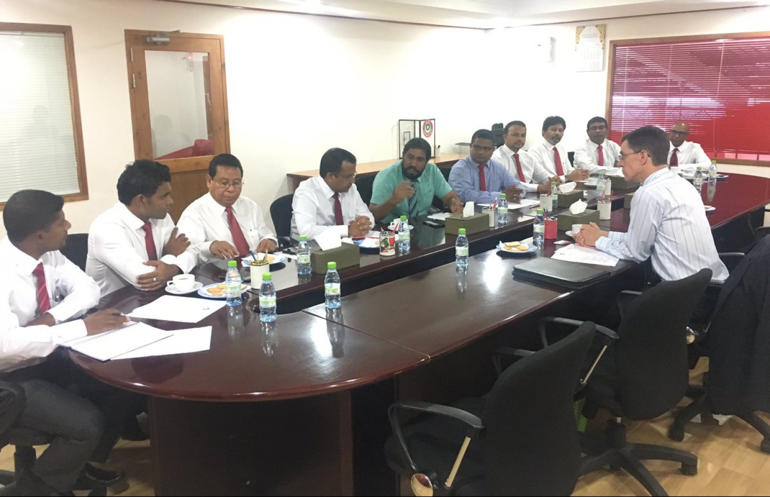 ޑޯރިސް، ޖުމްހޫރީ ޕާޓީގެ އިސް ބޭފުޅުންނާ ބައްދަލުކުރައްވަނީ: ރާއްޖޭގެ ސިޔާސީ މަސްރަހާ ގުޅޭގޮތުން ސަރުކާރާއި އިދިކޮޅު ފަރާތްތަކާ ބައްދަލުކުރައްވައި އޭނާ ވަނީ މައުލޫމާތު ހޯއްދަވާފައި.