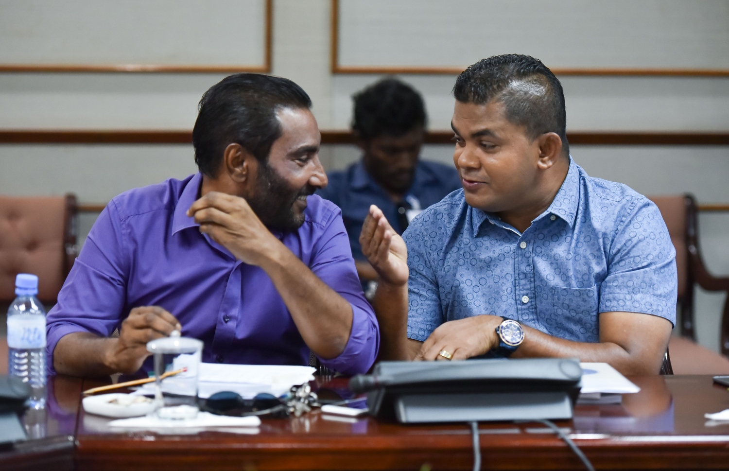 ރައްޔިތުންގެ މަޖިލިހުގެ ކޮމެޓީއެއްގެ ބައްދަލުވުމެއްގައި ހުޅުދޫ ދާއިރާގެ ޕީޕީއެމްގެ މެމްބަރު ޝާޑް (ކ) ބައިވެރިވެވަޑައިގަންނަވަނީ: ލޯކަލް އިންތިޚާބުން ޕީޕީއެމަށް ނާކާމިޔާބުވީ ޕާޓީގެ އެތެރޭގެ މައްސަލަތަކާ ހެދި ކަމަށް އޭނާ ވިދާޅުވި.---މިހާރު ފޮޓޯ