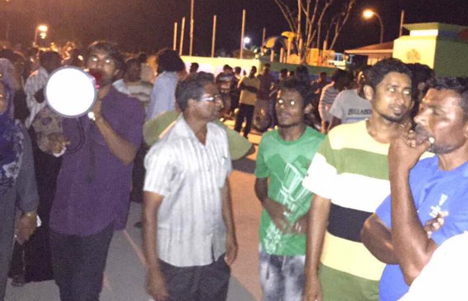 މާމިގިލީ ދާއިރާގެ މެމްބަރު ގާސިމް ހައްޔަރުކުރެއްވުމުން، މާމިގިލީގެ ގިނަ އަދަދެއްގެ ބަޔަކު މަގުމައްޗަށް ނިކުމެ އެކަމާ ދެކޮޅަށް މުޒާހަރާ ކުރަނީ.-- ފޮޓޯ: ސޯޝަލް މީޑިއާ