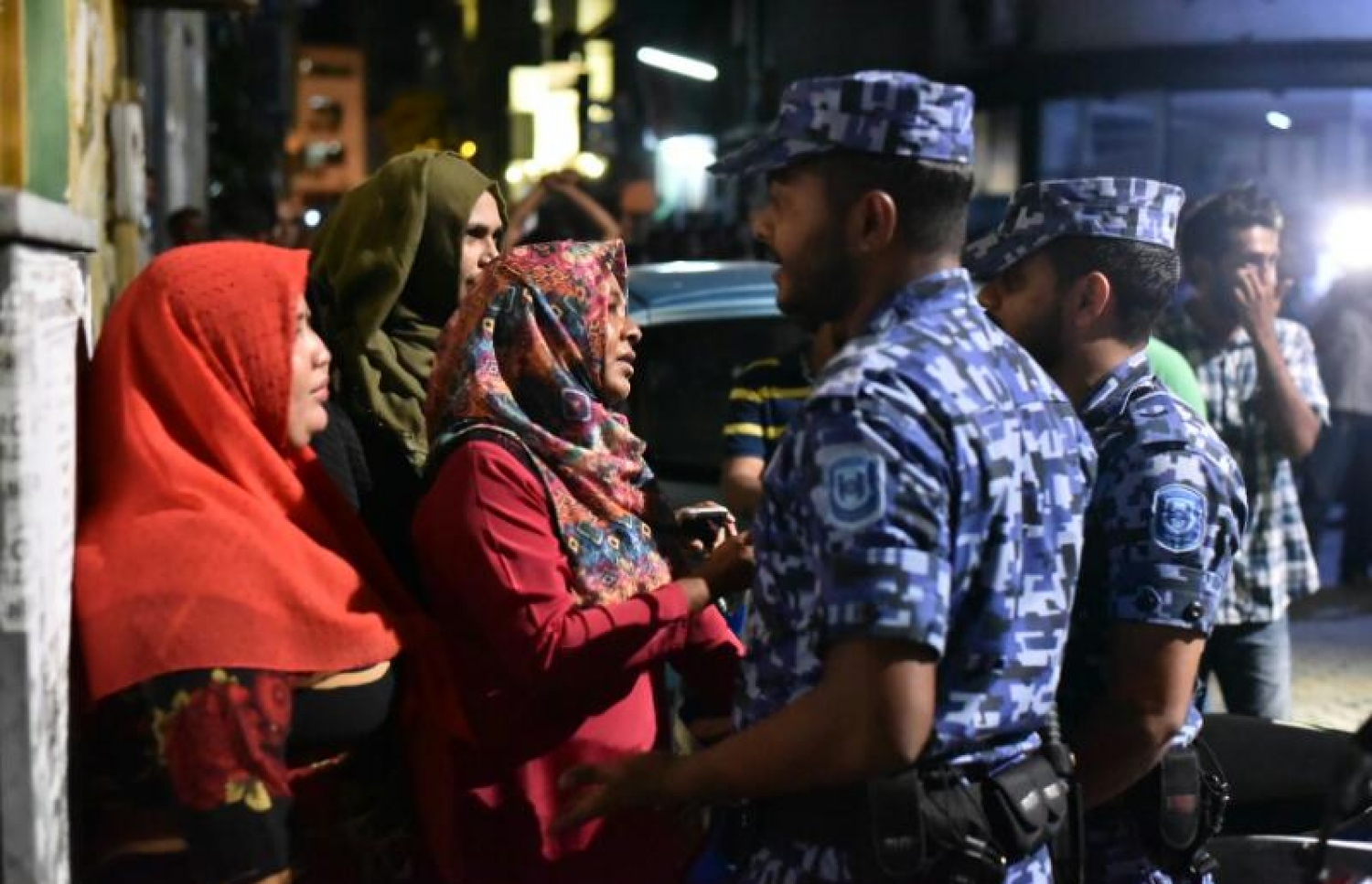 ޖުމްހޫރީ ޕާޓީގެ ލީޑަރު ގާސިމް ހައްޔަރުކުރުމާ ގުޅިގެން، އެ ޕާޓީގެ އޮފީސް މ. ކުނޫޒް ކައިރީގައި ބޭއްވި މުޒާހަރާ ރޫޅާލަން ފުލުހުން މިރޭ ހަރަކާތްތެރިވަނީ.---މިހާރު ފޮޓޯ: ހުސެއިން ވަހީދު