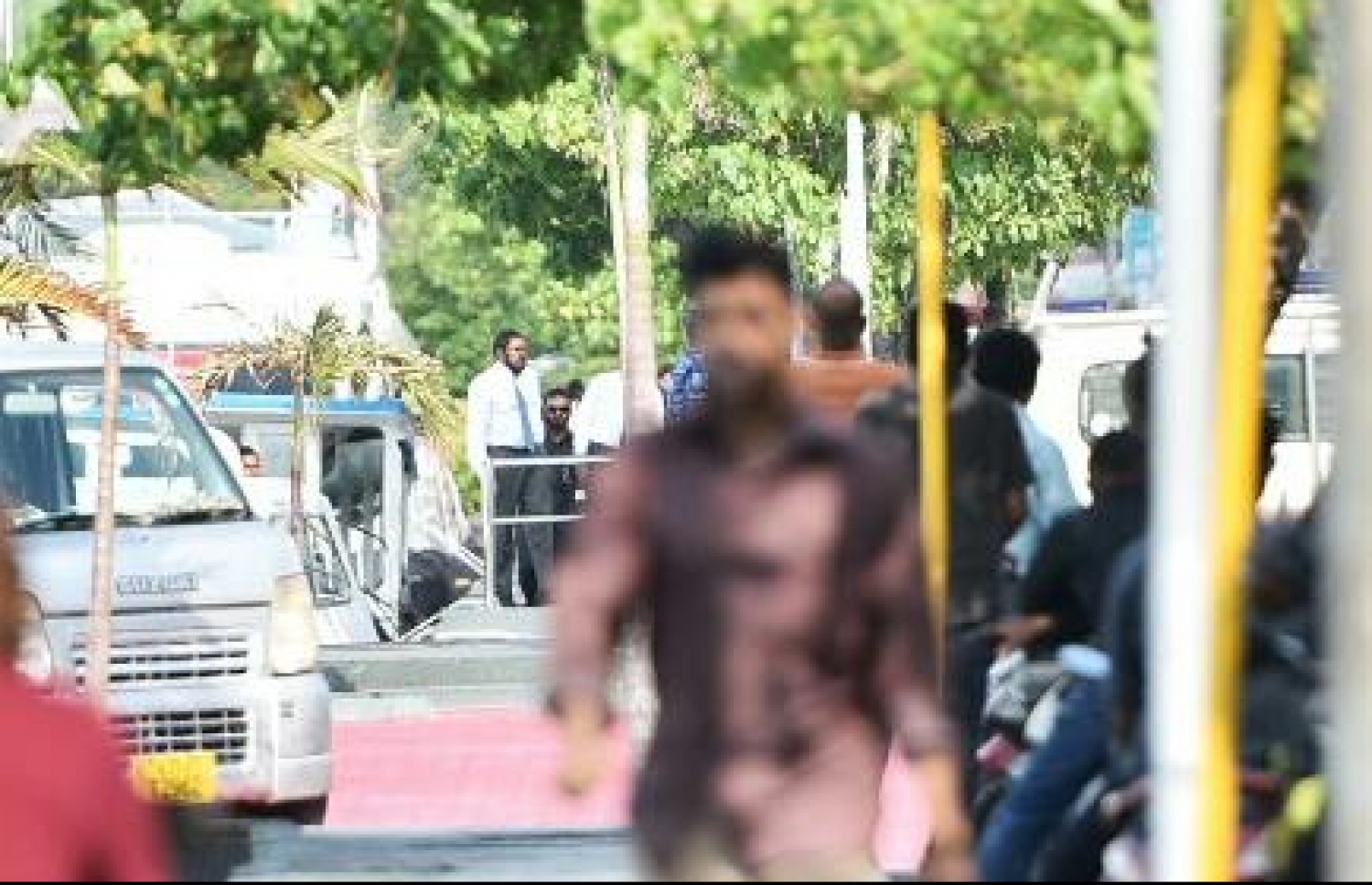 ބަންދުގެ މުއްދަތު އިތުރު ކުރުމަށް ގާސިމް އިބްރާހިމް ދޫނިދޫއިން ގެނެސް މާލެއަށް ބާލަނީ. -- ފޮޓޯ: ހުސެން ވަހީދު/މިހާރު