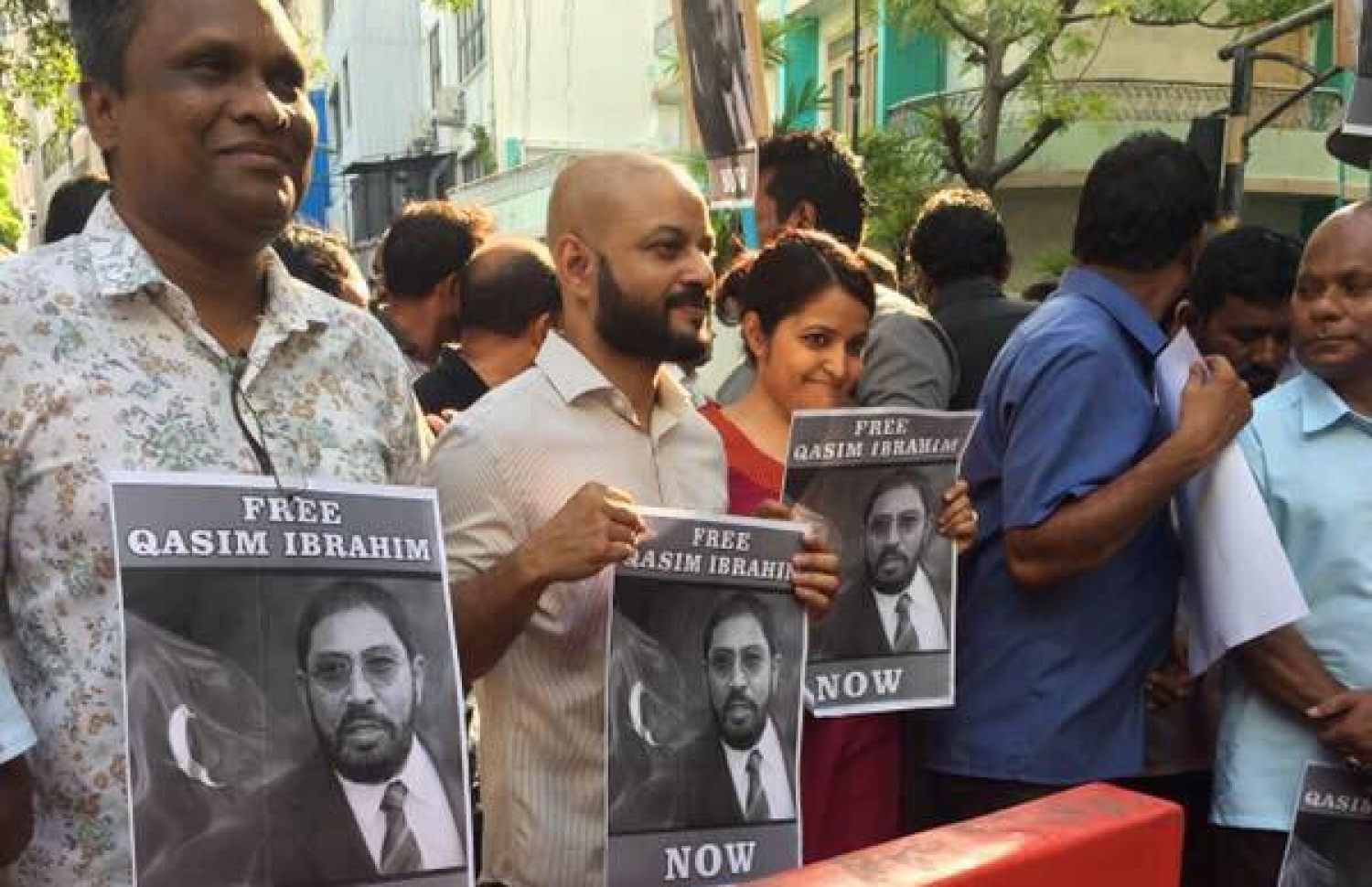 ގާސިމް އިބްރާހިމްގެ ބަންދުގެ މުއްދަތު އިތުރު ކުރުމަށް ކްރިމިނަލް ކޯޓަށް ހާޒިރުކުރުމުން، ކުރަމުންދާ އިހްތިޖާޖުގައި ކުރީގެ ރައީސް މައުމޫން އަބްދުލްގައްޔޫމްގެ ދަރިކަލުން ދިއްގަރު ދާއިރާގެ މެންބަރު ފާރިސް މައުމޫން (މ) އަދި ދަރިކަނބަލުން ޔުމްނާ އަދި ޖަލަށް ލާފައިވާ ކުރީގެ ޑިފެންސް މިނިސްޓަރު މުހައްމަދު ނާޒިމްގެ ކޮއްކޮ އާދަމް އާޒިމް (ވ) ބައިވެރިވެ ވަޑައިގަންނަވަނީ