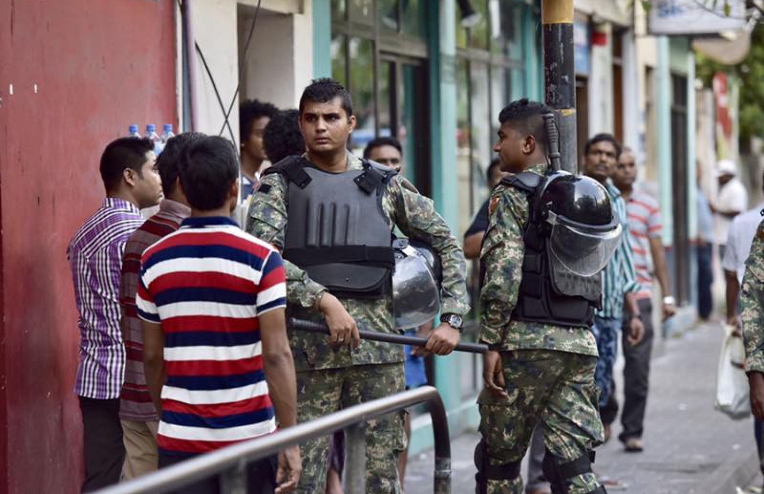 ޖުމްހޫރީ ޕާޓީގެ ލީޑަރު ގާސިމް އިބްރާހިމް ހައްޔަރުކޮށް، ބަންދުގެ މުއްދަތު އިތުރުކުރުމަށް ކޯޓަށް ހާޒިރުކުރުމާ ދިމާކޮށް މަގުމައްޗަށް އެއްވި މީހުން ފަހަތަށް ޖައްސަން ސަލާމަތީ ބާރުތަކުން މަސައްކަތްކުރަނީ. -- ފޮޓޯ: ނިޝާން އަލީ/މިހާރު