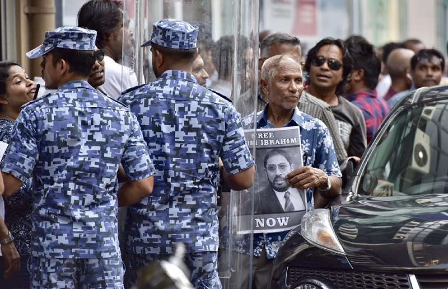 ޖުމްހޫރީ ޕާޓީގެ ލީޑަރު ގާސިމް އިބްރާހިމް ހައްޔަރުކޮށް، ބަންދުގެ މުއްދަތު އިތުރުކުރުމަށް ކޯޓަށް ހާޒިރުކުރުމާ ދިމާކޮށް މަގުމައްޗަށް އެއްވި މީހުން ފަހަތަށް ޖައްސަން ސަލާމަތީ ބާރުތަކުން މަސައްކަތްކުރަނީ. -- ފޮޓޯ: ނިޝާން އަލީ/މިހާރު