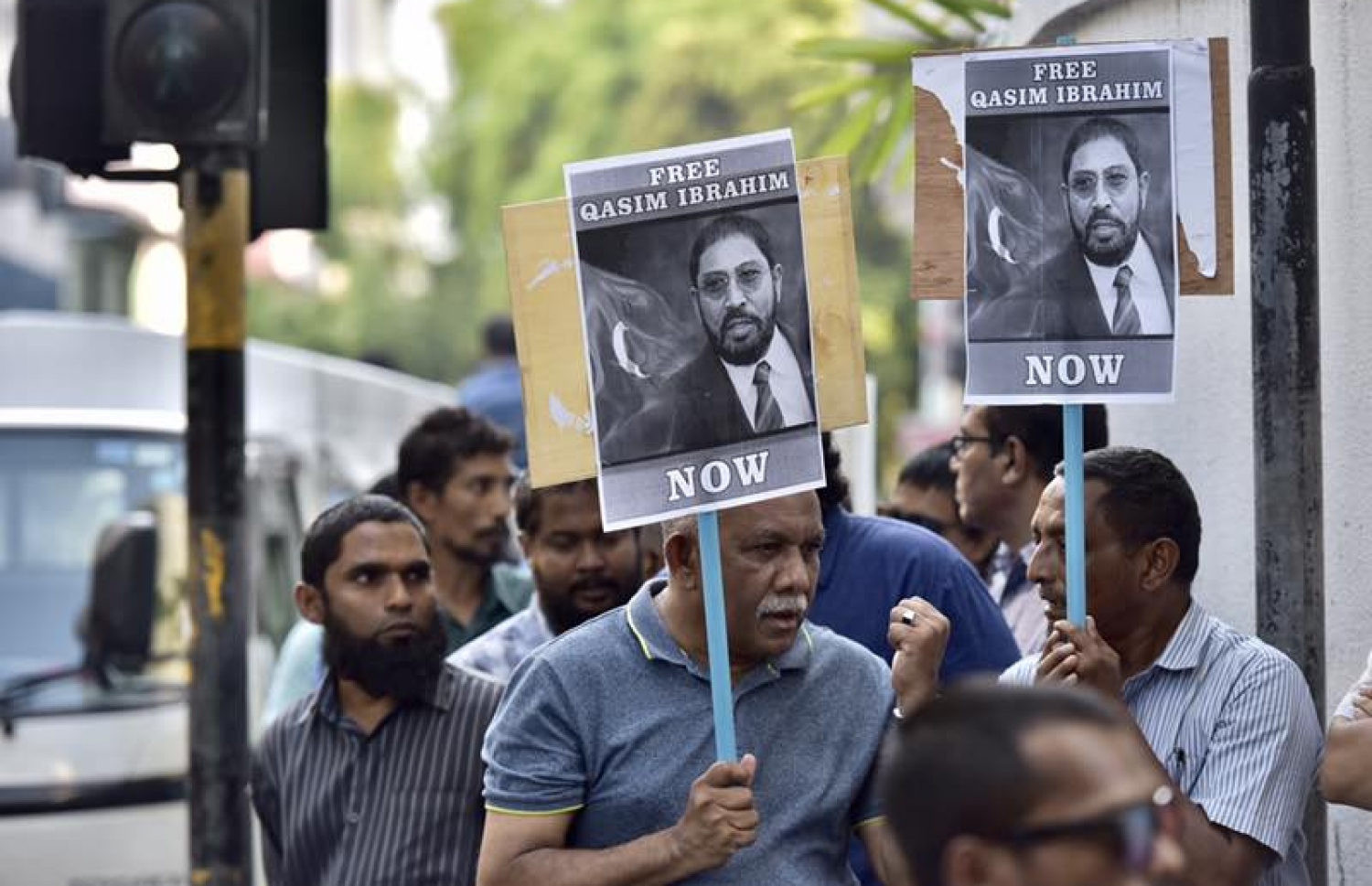 ޖުމްހޫރީ ޕާޓީގެ ލީޑަރު ގާސިމް އިބްރާހިމް ހައްޔަރުކޮށް، ބަންދުގެ މުއްދަތު އިތުރުކުރުމަށް ކޯޓަށް ހާޒިރުކުރުމާ ދިމާކޮށް މަގުމައްޗަށް އެއްވި މީހުން ގާސިމް މިނިވަންކުރުމަށް ގޮވާލައި ޝުއޫރު ފާޅުކުރަނީ. -- ފޮޓޯ: ނިޝާން އަލީ/މިހާރު