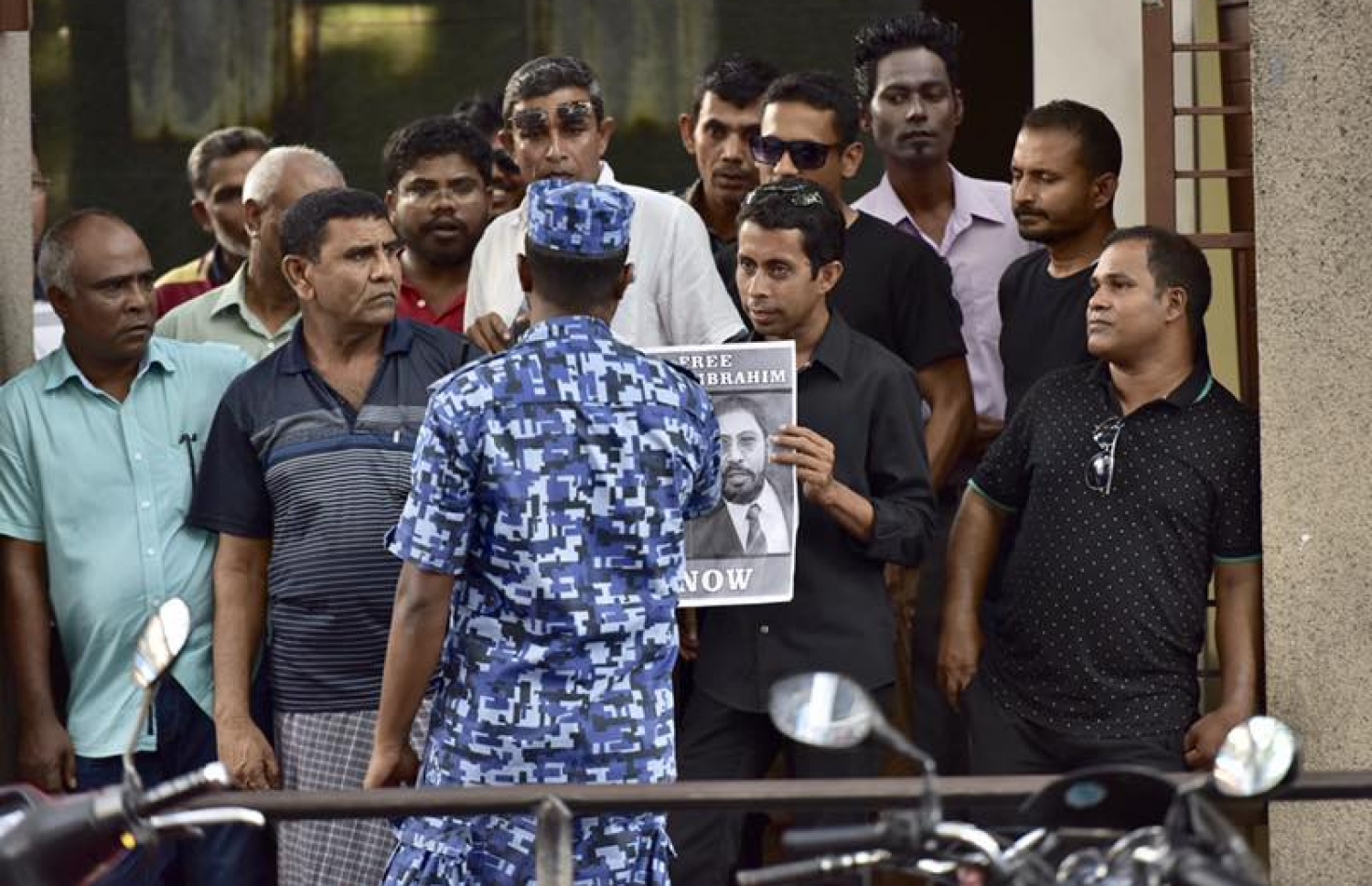 ޖުމްހޫރީ ޕާޓީގެ ލީޑަރު ގާސިމް އިބްރާހިމް ހައްޔަރުކޮށް، ބަންދުގެ މުއްދަތު އިތުރުކުރުމަށް ކޯޓަށް ހާޒިރުކުރުމާ ދިމާކޮށް މަގުމައްޗަށް އެއްވި މީހުން ފަހަތަށް ޖައްސަން ސަލާމަތީ ބާރުތަކުން މަސައްކަތްކުރަނީ. -- ފޮޓޯ: ނިޝާން އަލީ/މިހާރު