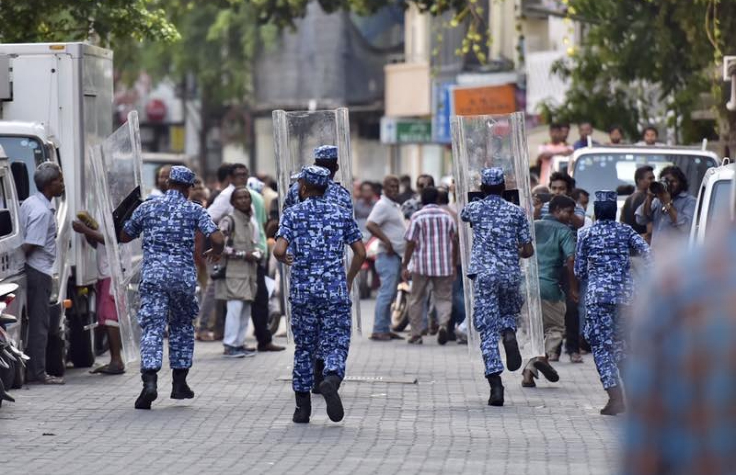 ޖުމްހޫރީ ޕާޓީގެ ލީޑަރު ގާސިމް އިބްރާހިމް ހައްޔަރުކޮށް، ބަންދުގެ މުއްދަތު އިތުރުކުރުމަށް ކޯޓަށް ހާޒިރުކުރުމާ ދިމާކޮށް މަގުމައްޗަށް އެއްވި މީހުން ފަހަތަށް ޖައްސަން ސަލާމަތީ ބާރުތަކުން މަސައްކަތްކުރަނީ. -- ފޮޓޯ: ނިޝާން އަލީ/މިހާރު