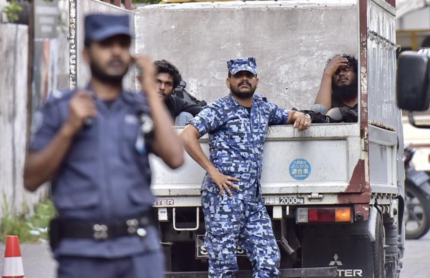 ޖުމްހޫރީ ޕާޓީގެ ލީޑަރު ގާސިމް އިބްރާހިމް ހައްޔަރުކޮށް، ބަންދުގެ މުއްދަތު އިތުރުކުރުމަށް ކޯޓަށް ހާޒިރުކުރުމާ ދިމާކޮށް މަގުމައްޗަށް އެއްވި މީހުން ފަހަތަށް ޖައްސައި ބައެއް މީހުން ފުލުހުންގެ ބެލުމުގެ ދަށަށް ގެންގޮސްފައި. -- ފޮޓޯ: ނިޝާން އަލީ/މިހާރު
