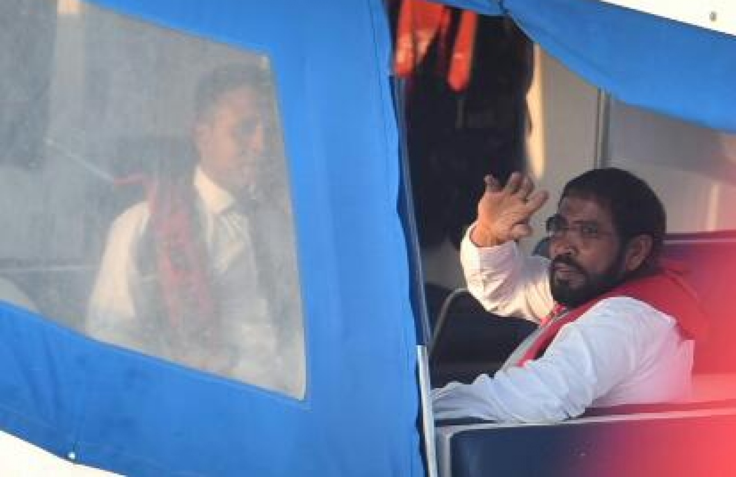 ޖުމްހޫރީ ޕާޓީގެ ލީޑަރު ގާސިމް އިބްރާހިމް ހައްޔަރުކޮށް، ބަންދުގެ މުއްދަތު އިތުރުކުރުމަށް ފަހު ފުލުހުންގެ ލޯންޗެއްގައި ދޫނިދޫއަށް ގެންދަނީ -- ފޮޓޯ: ހުސެން ވަހީދު/މިހާރު