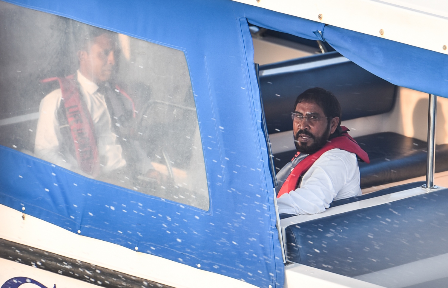 ގާސިމް ފުލުހުންގެ ލޯންޗެއްގައި ދޫނިދޫއަށް ގެންދަނީ. ގާސިމް ދޫކޮށްލުމަށް ހައި ކޯޓުން ވަނީ އަމުރުކޮށްފައި. - ފޮޓޯ: ހުސެއިން ވަހީދު/ މިހާރު