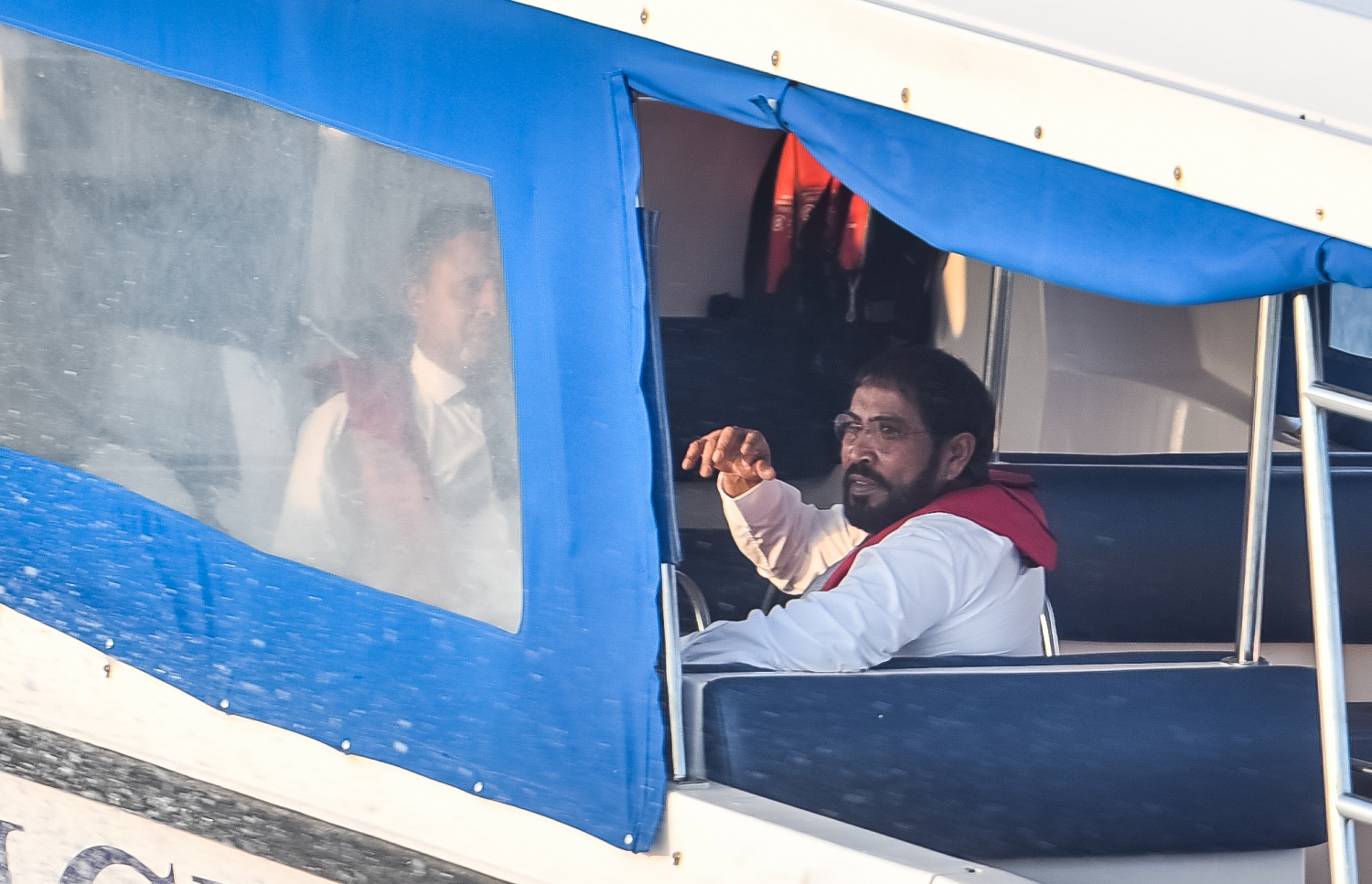 ފުލުހުންގެ ލޯންޗެއްގައި ގާސިމް ދޫނިދޫ އަށް ގެންދަނީ. ކްރިމިނަލް ކޯޓުން އޭނާ ދޫކޮށްލީ ޝަރުތުތަކަކާއެކު. - ފޮޓޯ: ހުސެއިން ވަހީދު/ މިހާރު