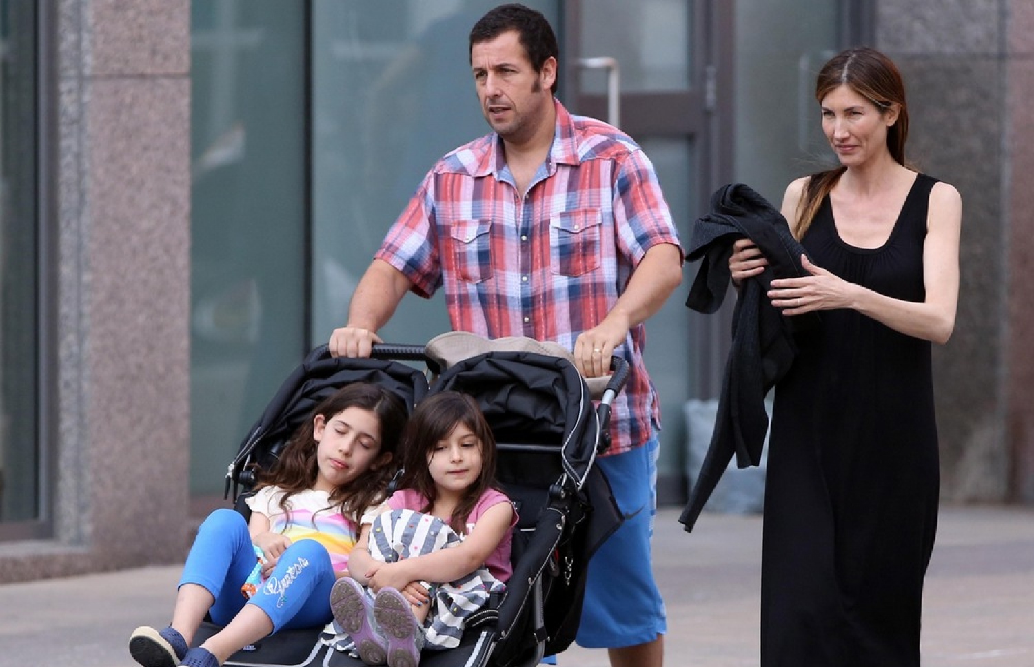 އެޑަމް ސެންޑްލާ އަންހެނުންނާއި ދެ ކުދިންނާ އެކު.